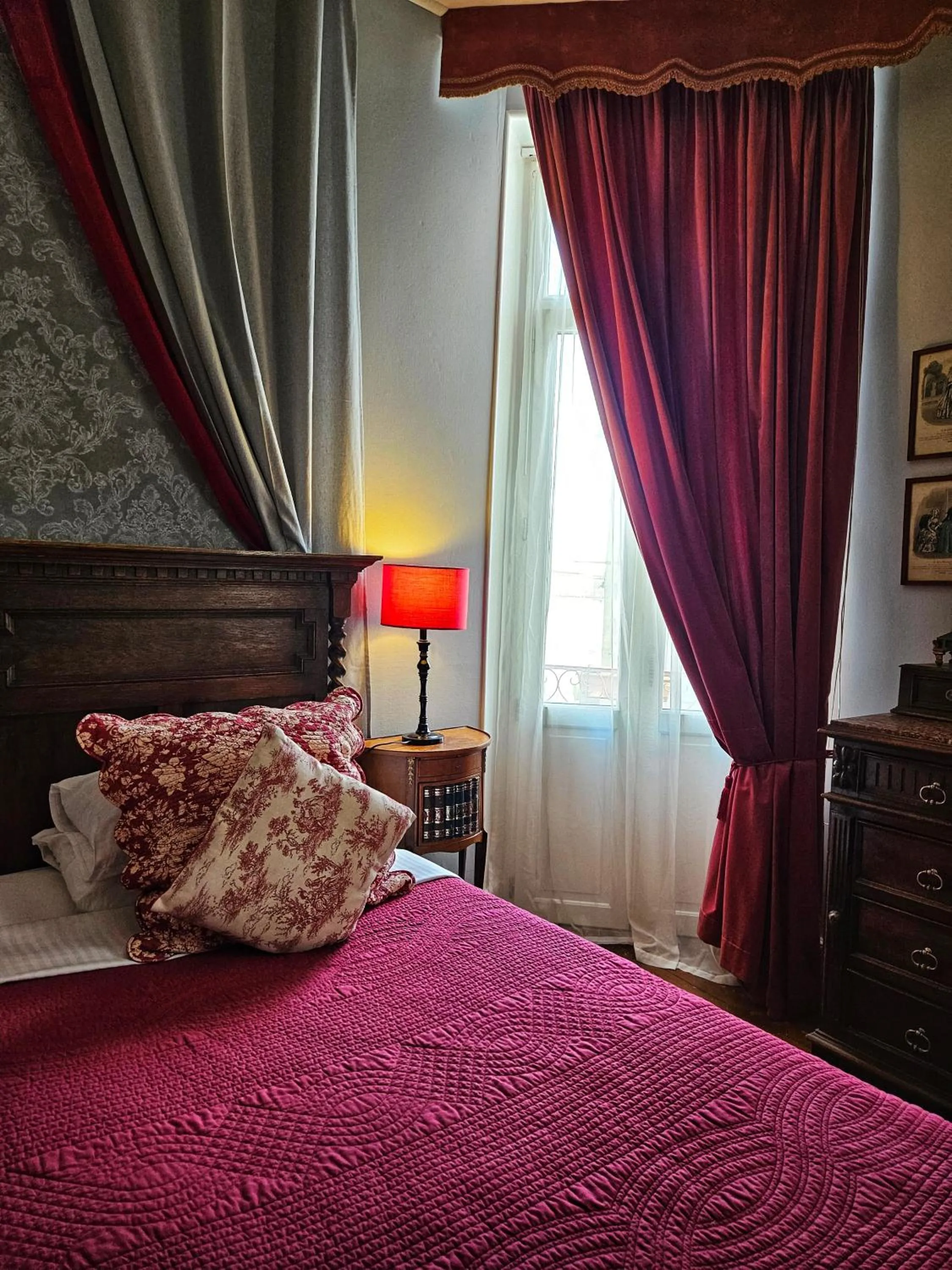 Balcony/Terrace, Bed in L'Entrée Chambres d'Hôtes Bar & Restaurant