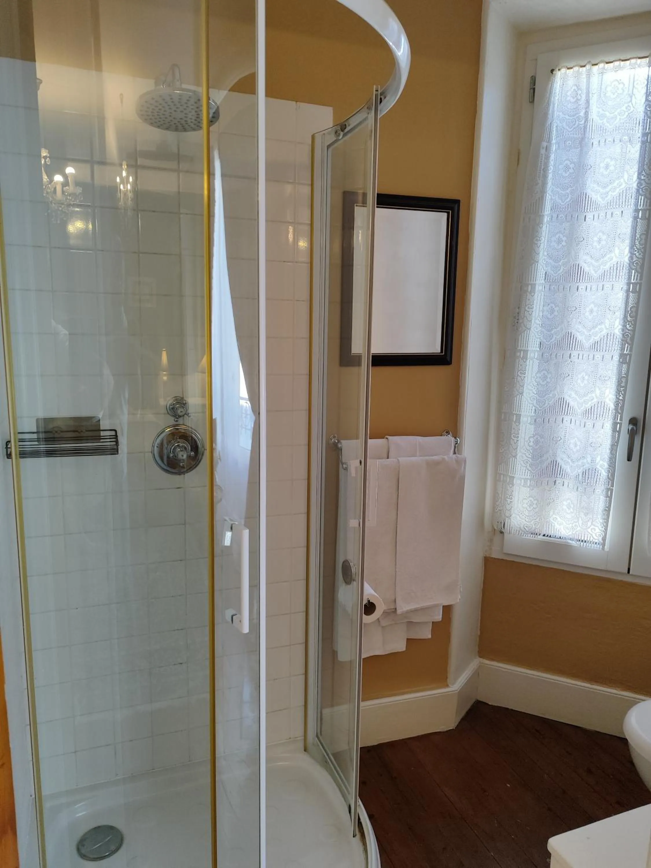 Bathroom in L'Entrée Chambres d'Hôtes Bar & Restaurant