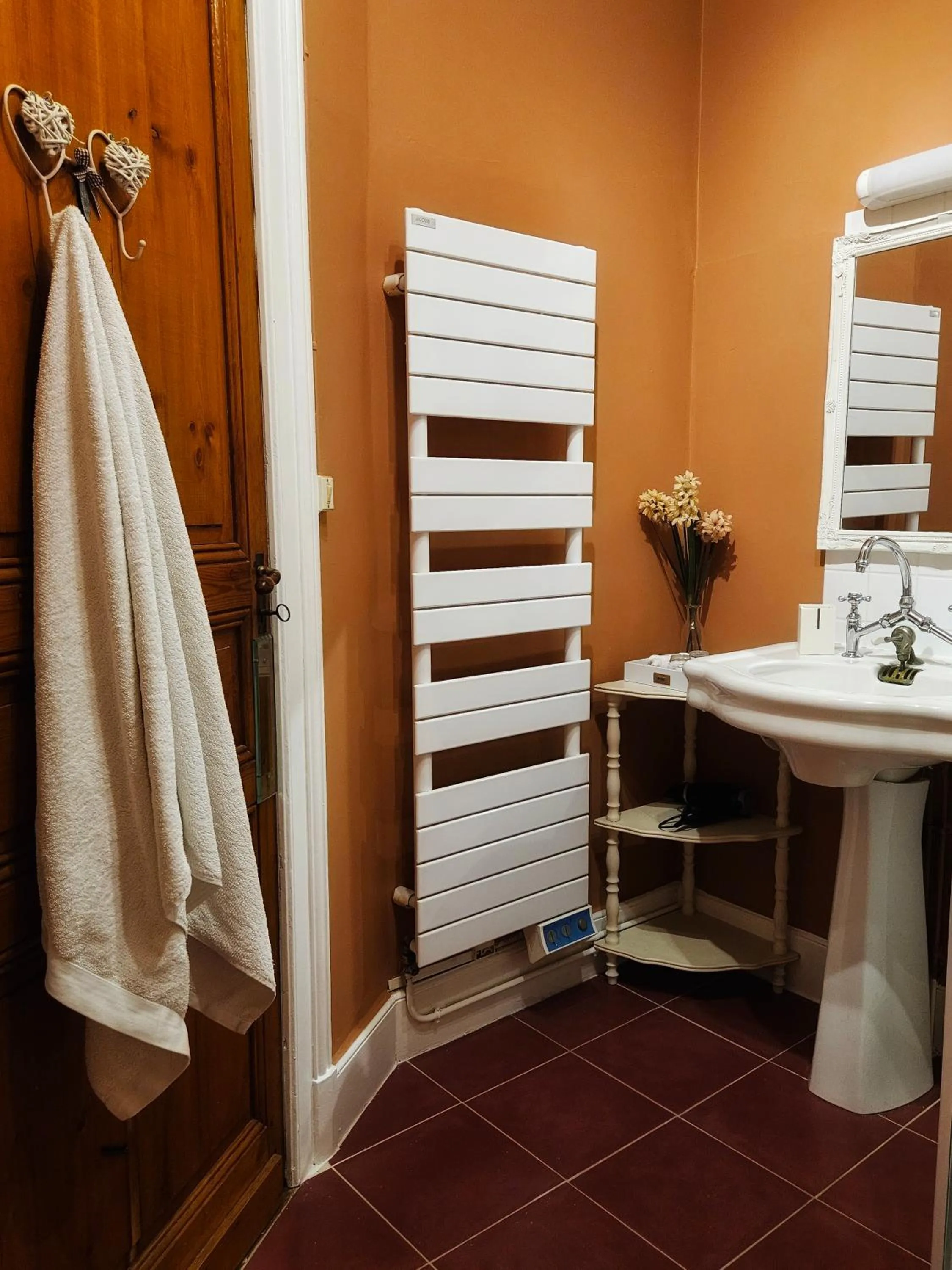 Bathroom in L'Entrée Chambres d'Hôtes Bar & Restaurant