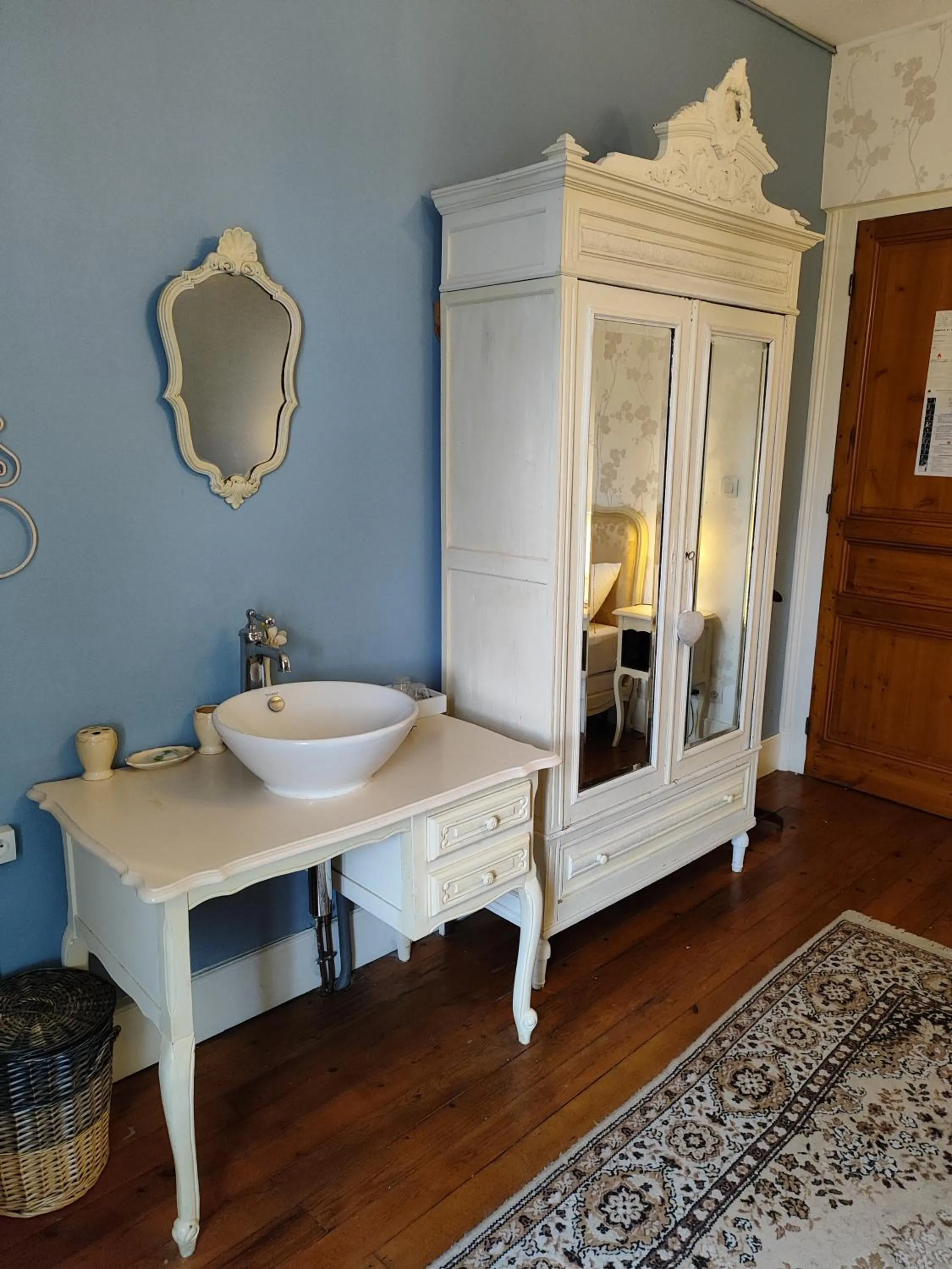 Photo of the whole room in L'Entrée Chambres d'Hôtes Bar & Restaurant