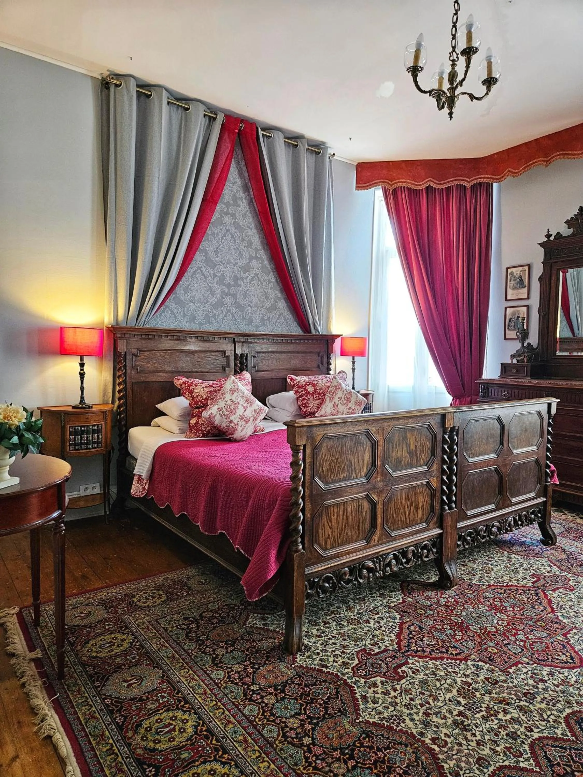 Bed in L'Entrée Chambres d'Hôtes Bar & Restaurant