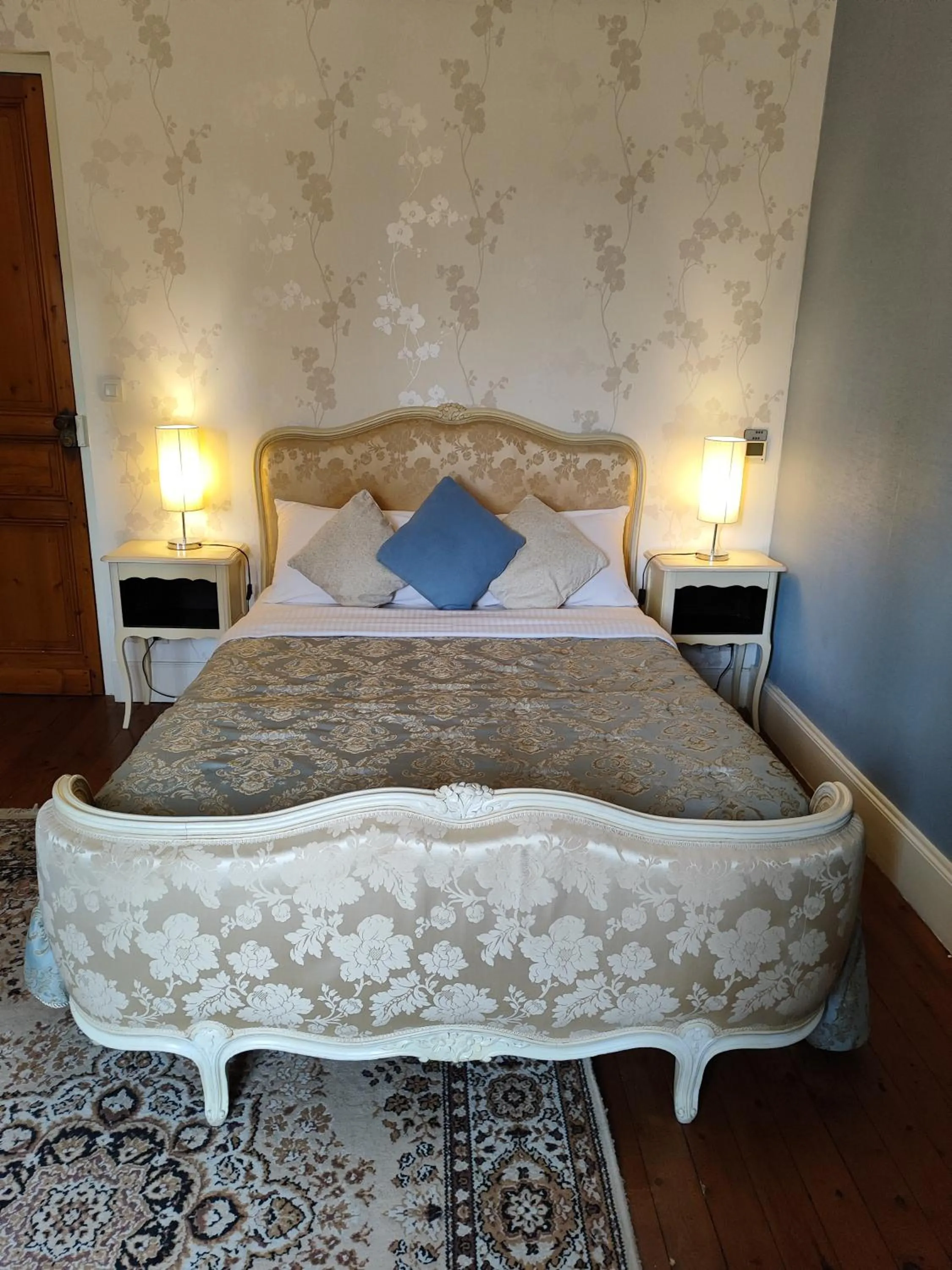 Bed in L'Entrée Chambres d'Hôtes Bar & Restaurant