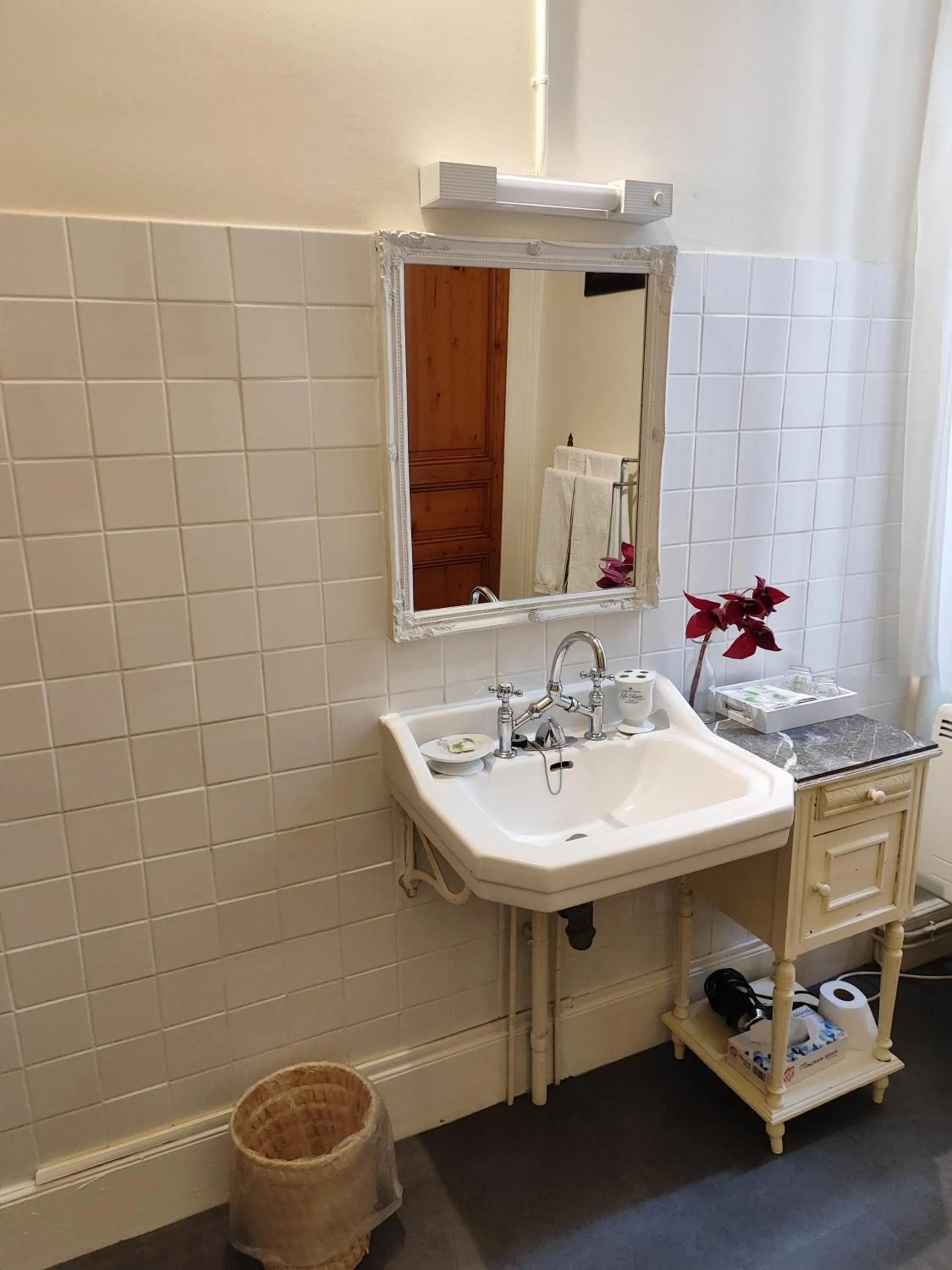 Bathroom in L'Entrée Chambres d'Hôtes Bar & Restaurant