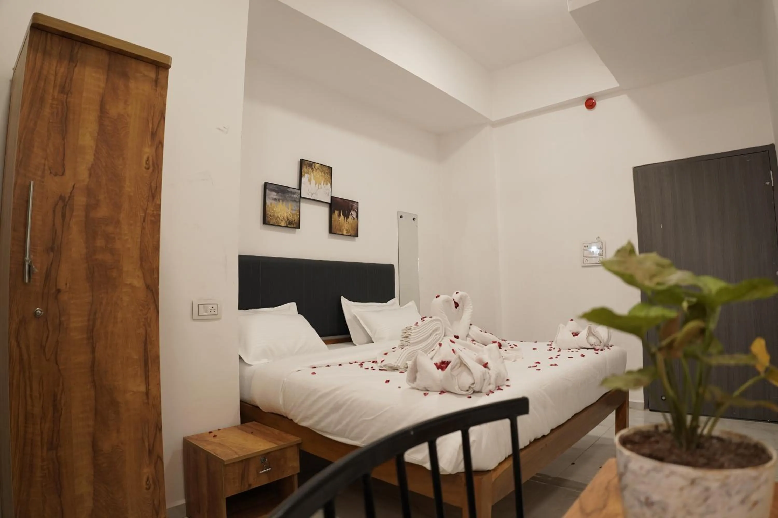 Bedroom, Bed in Hotel Royal Accord