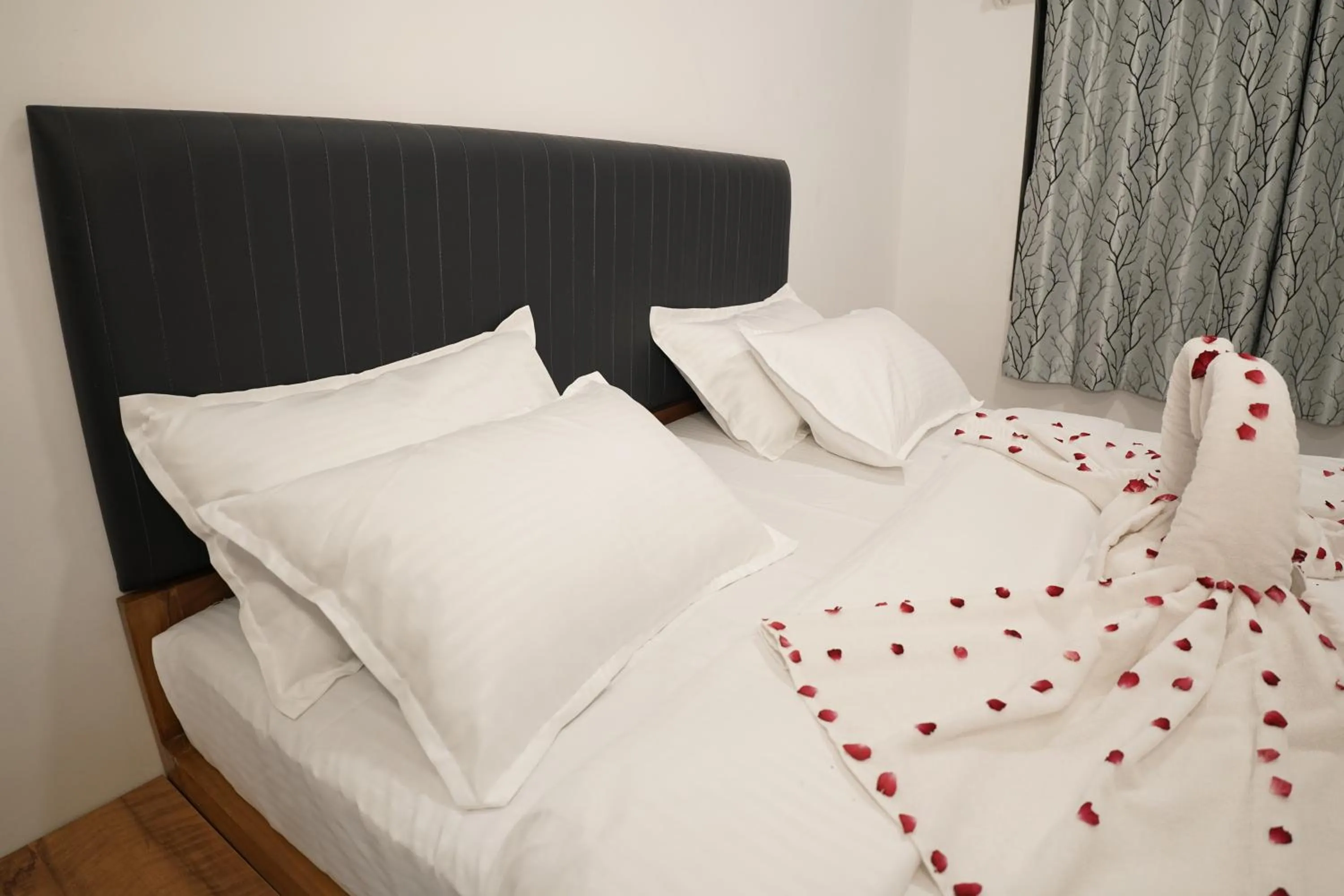 Bedroom, Bed in Hotel Royal Accord