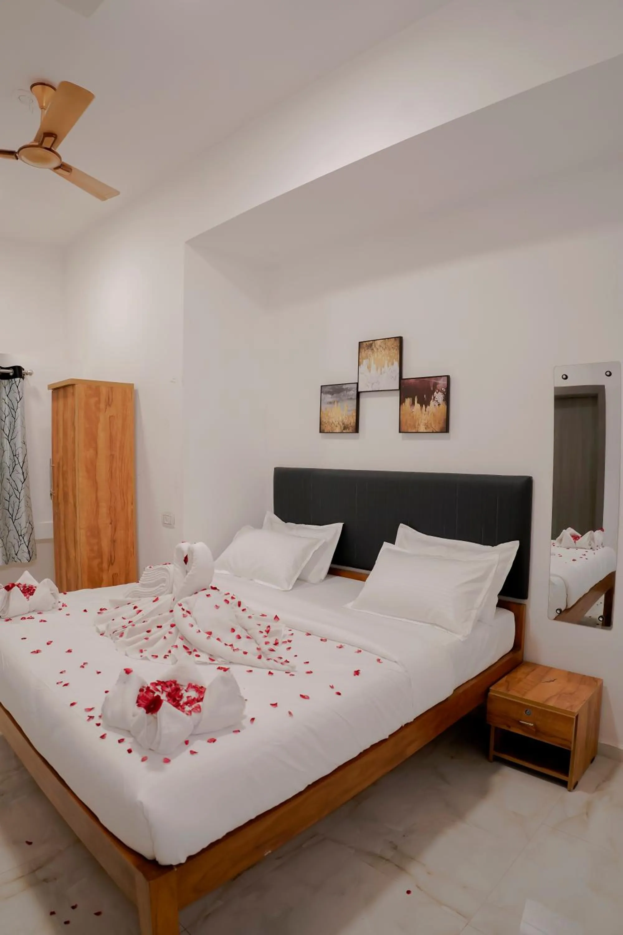 Bedroom, Bed in Hotel Royal Accord