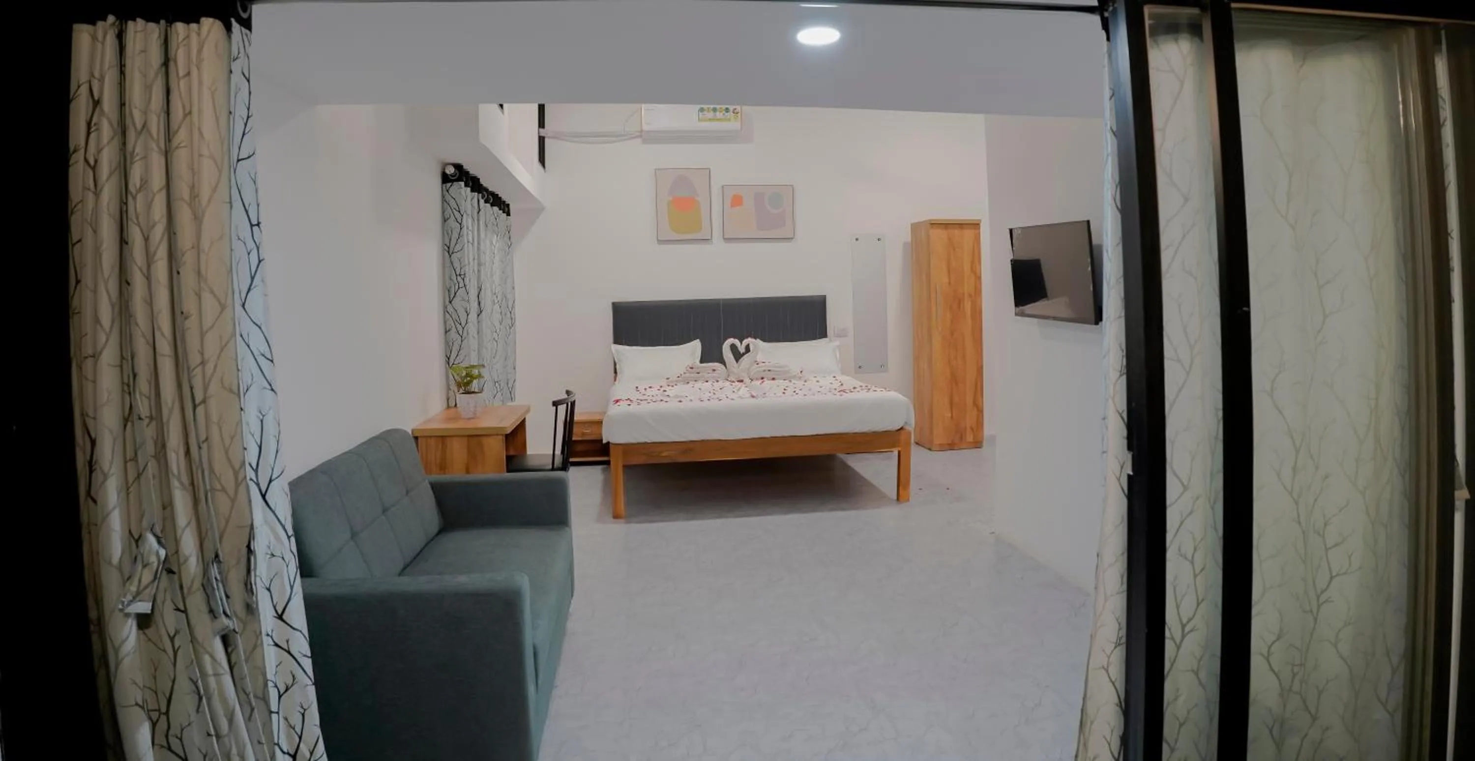 room service, Bed in Hotel Royal Accord