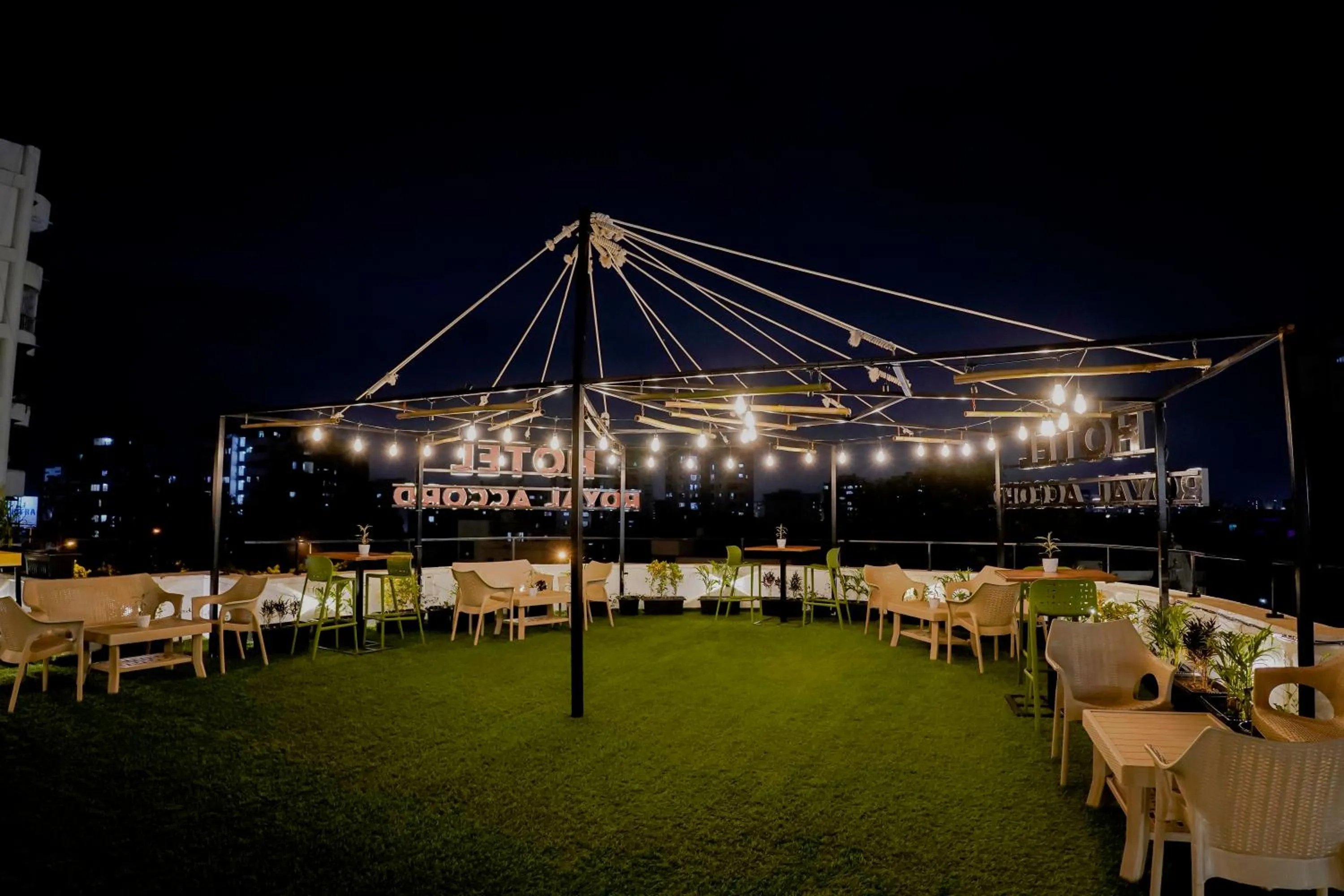 Restaurant/places to eat in Hotel Royal Accord