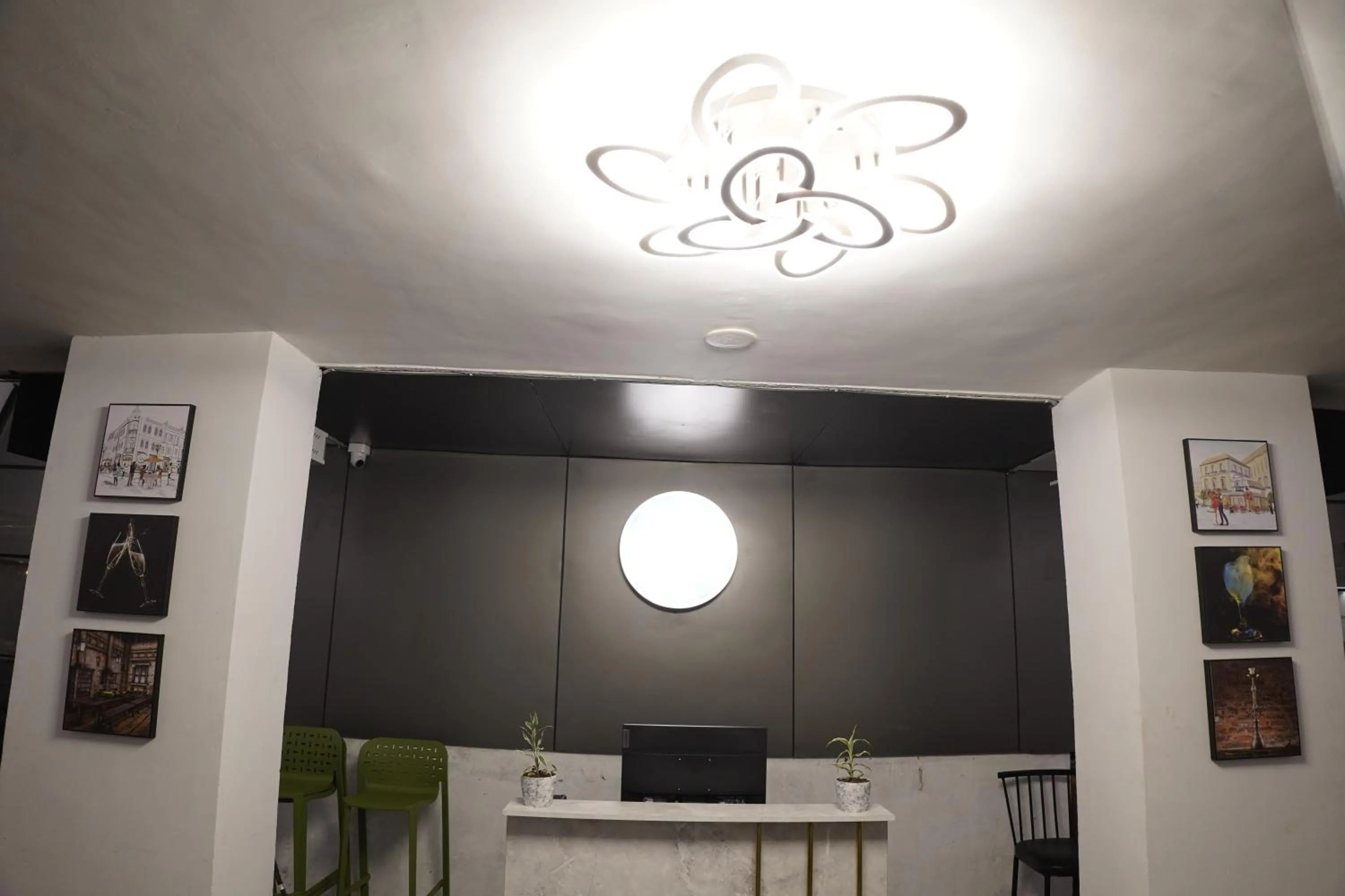 Restaurant/places to eat in Hotel Royal Accord