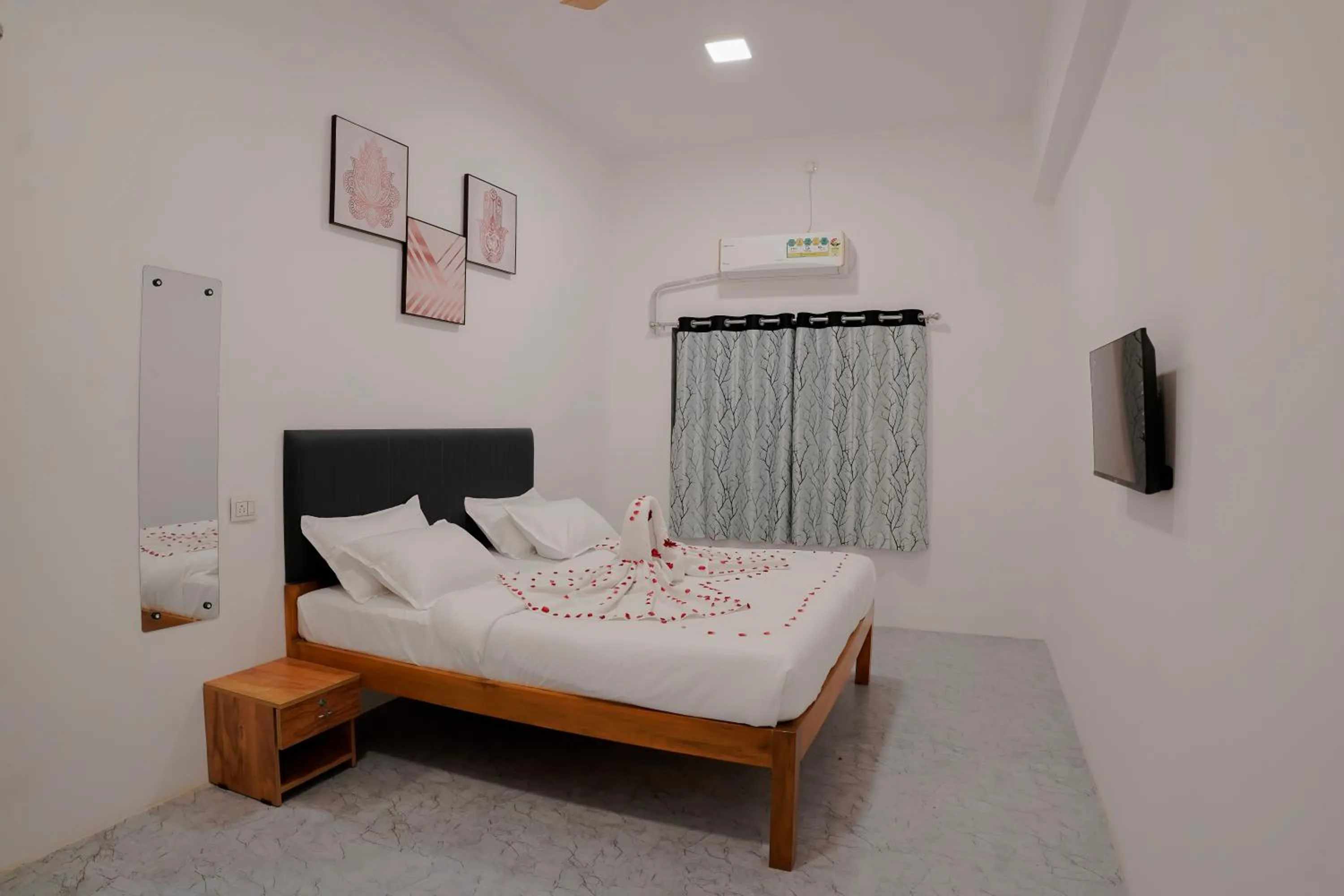 Bedroom, Bed in Hotel Royal Accord