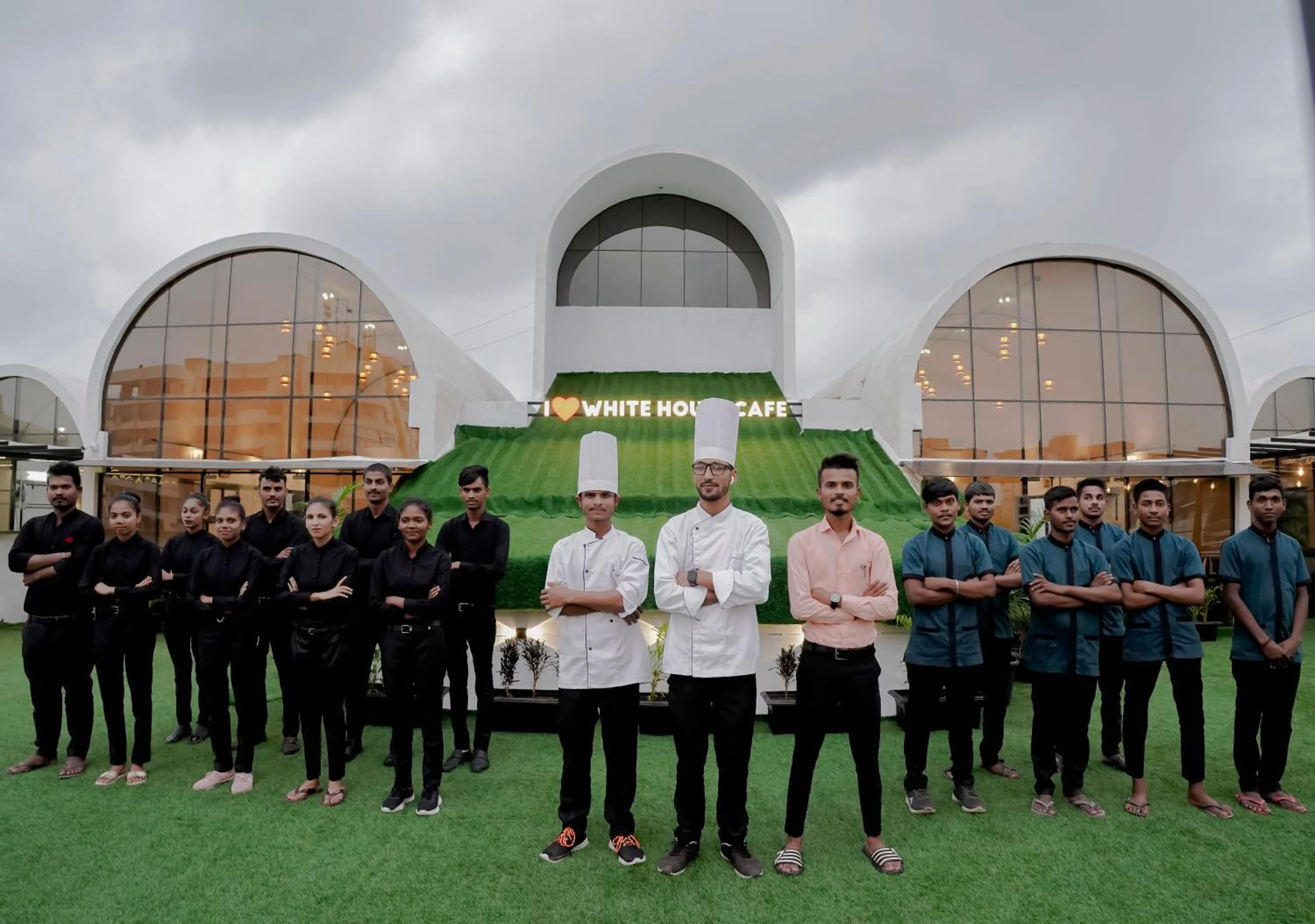 Restaurant/places to eat in Hotel Royal Accord