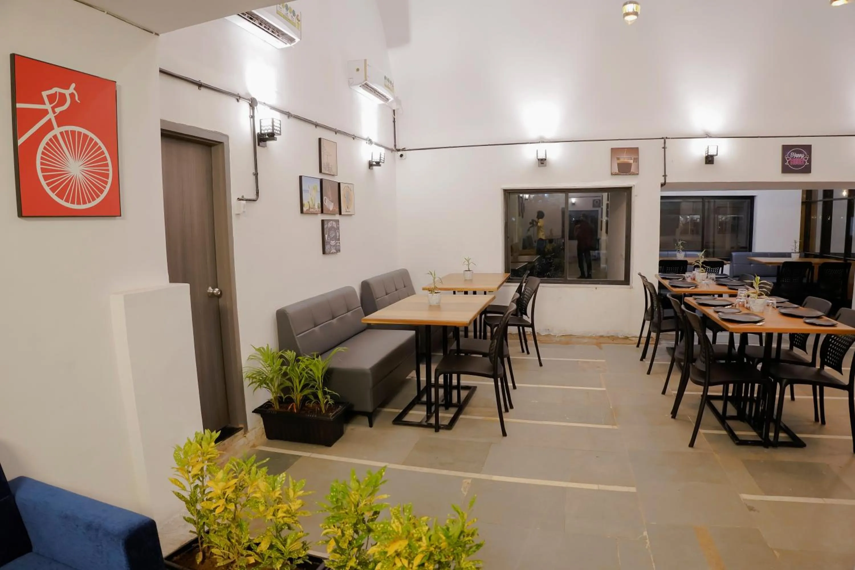 Restaurant/places to eat in Hotel Royal Accord