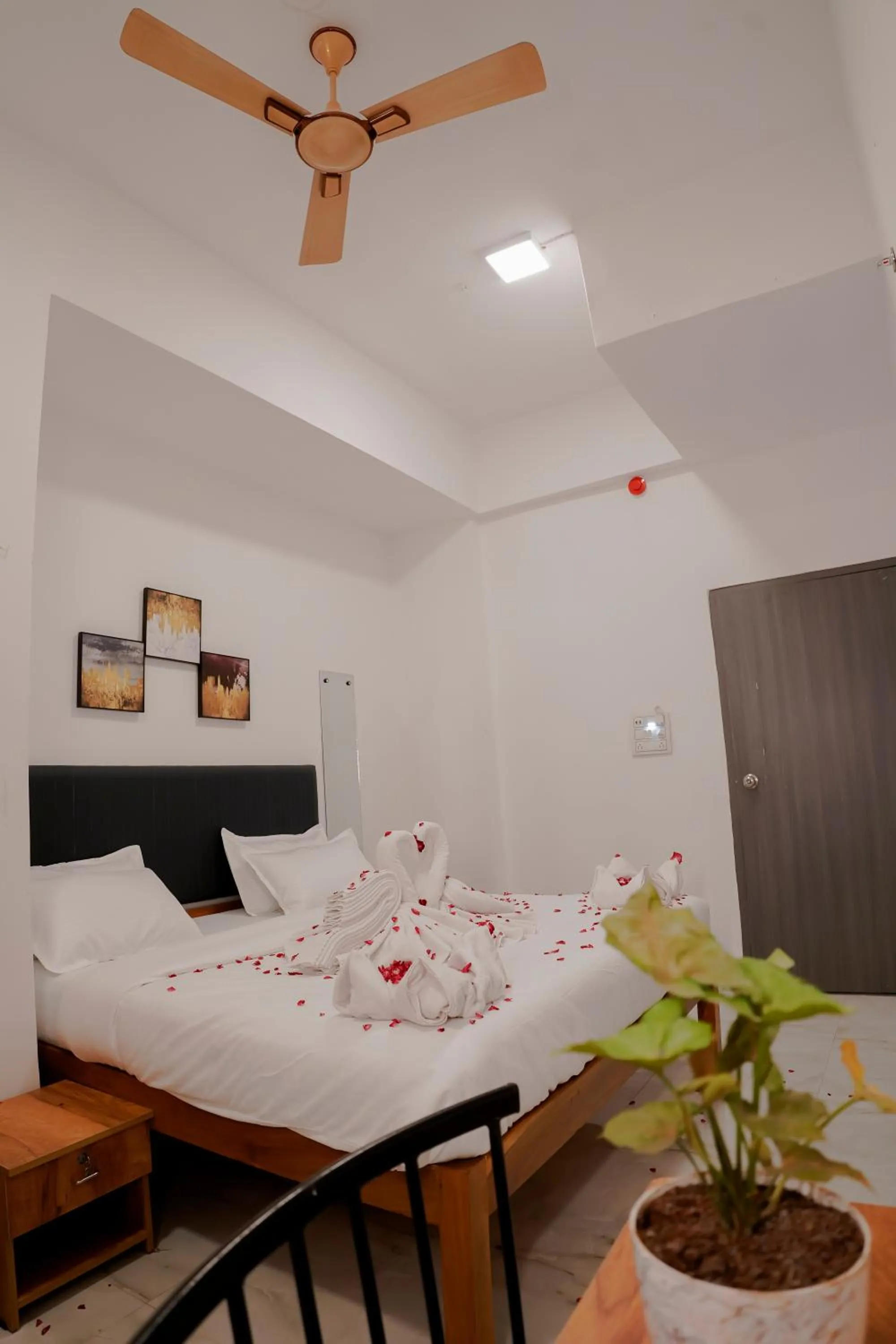 Bedroom, Bed in Hotel Royal Accord