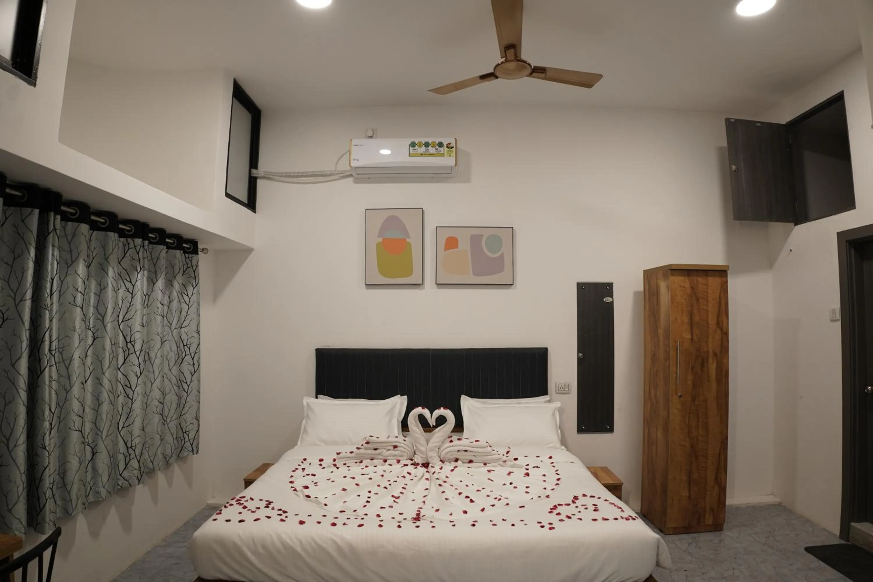 Bedroom, Bed in Hotel Royal Accord