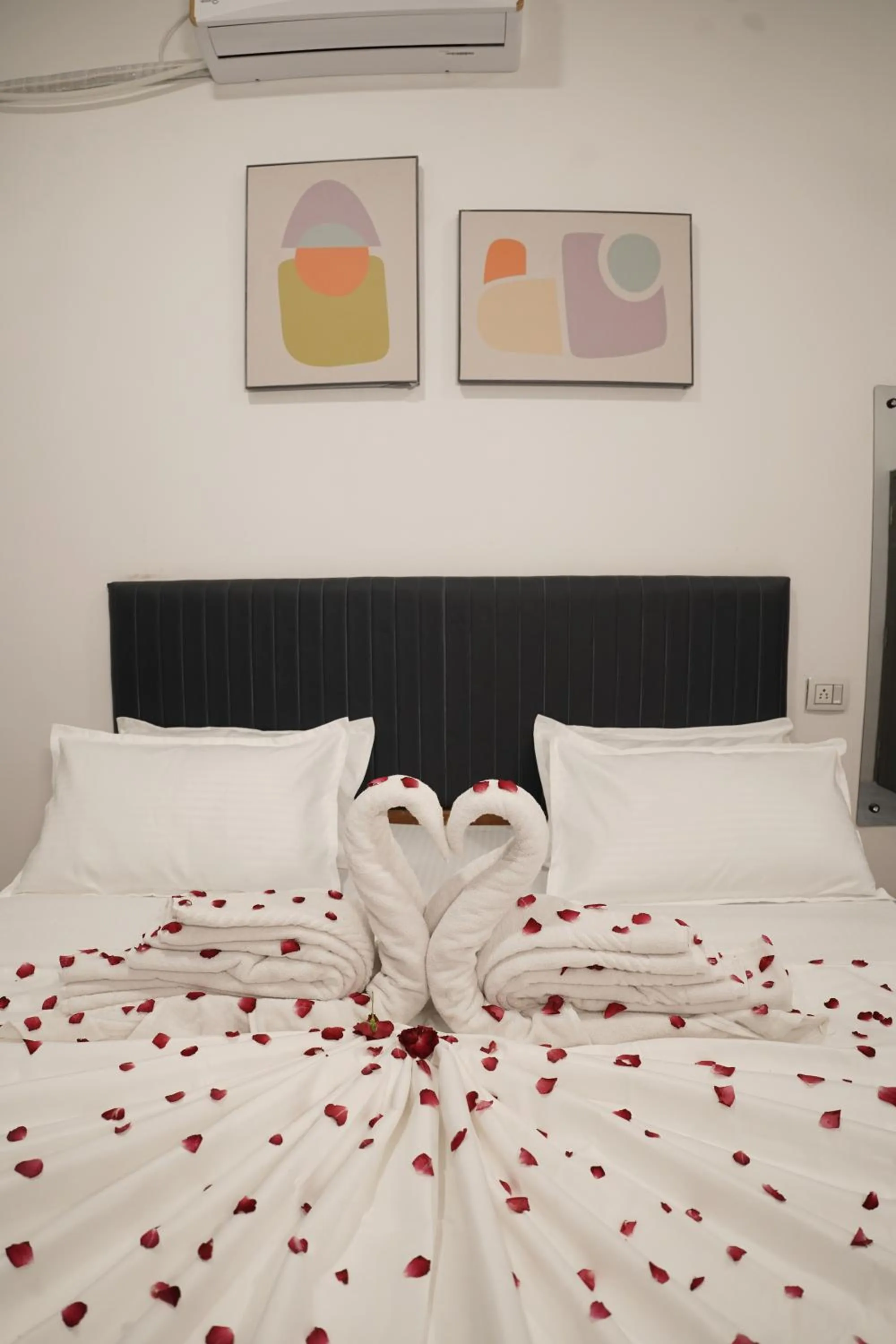 room service, Bed in Hotel Royal Accord