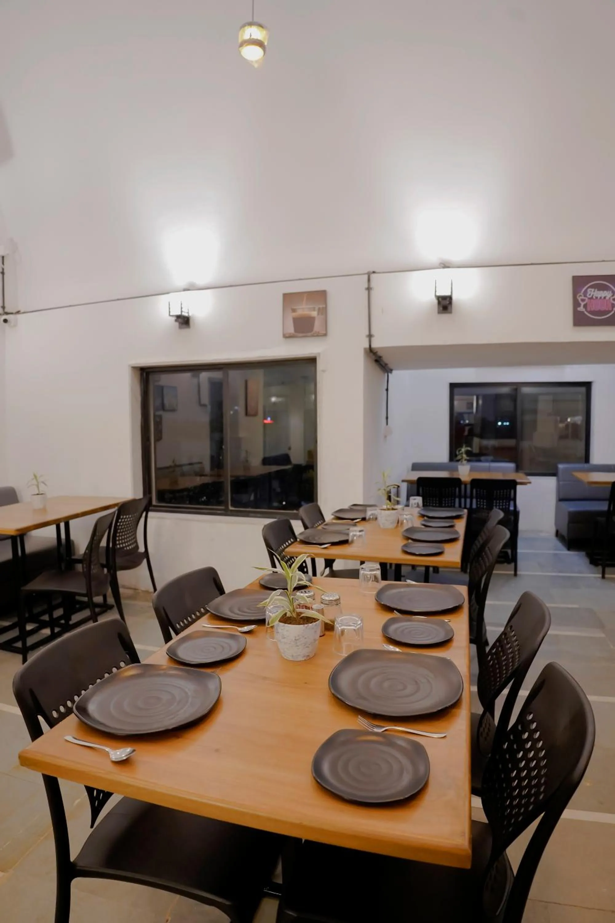 Restaurant/places to eat in Hotel Royal Accord