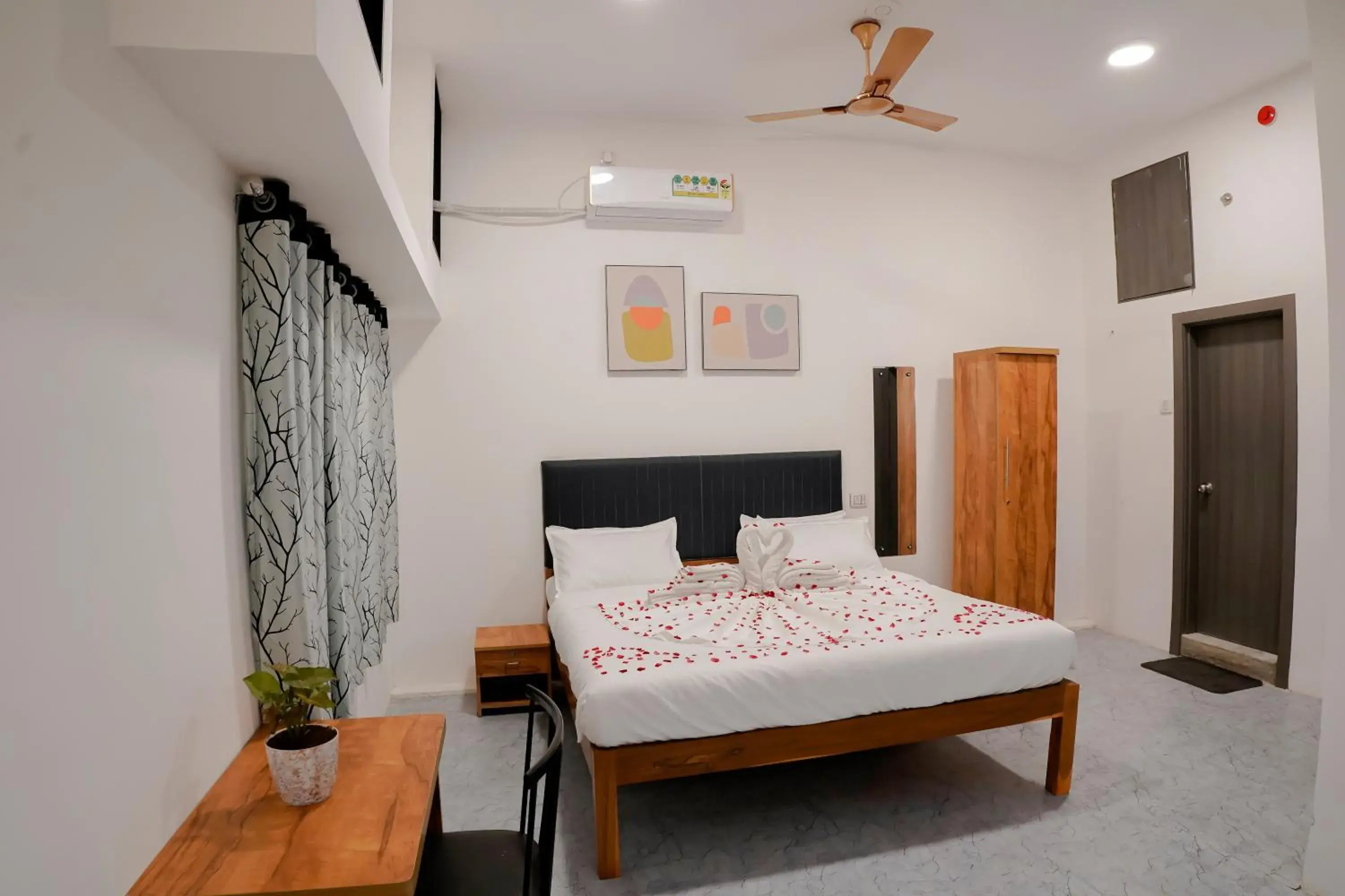 Bedroom, Bed in Hotel Royal Accord Bedroom, Bed in Hotel Royal Accord