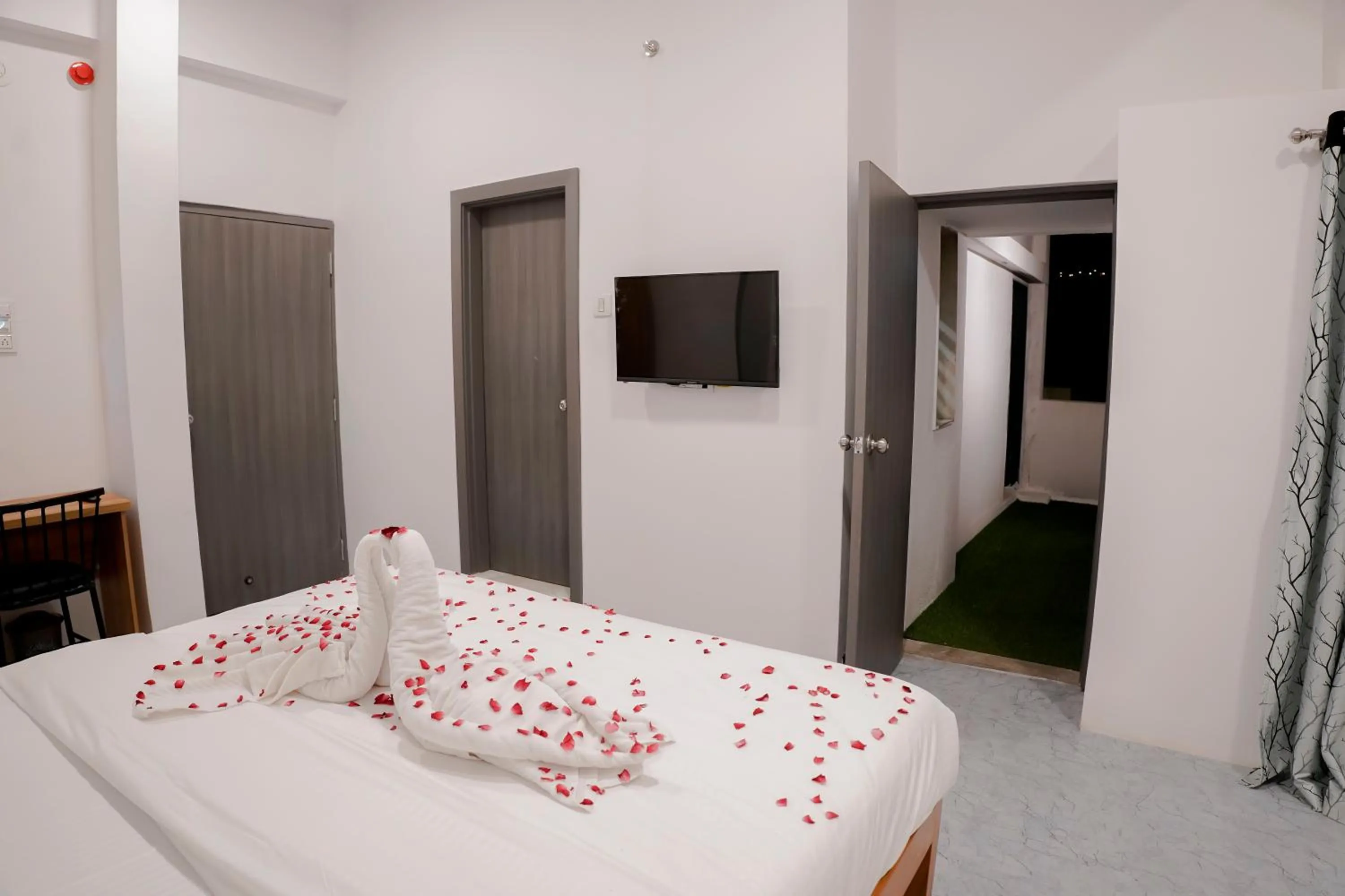 Bathroom, Bed in Hotel Royal Accord