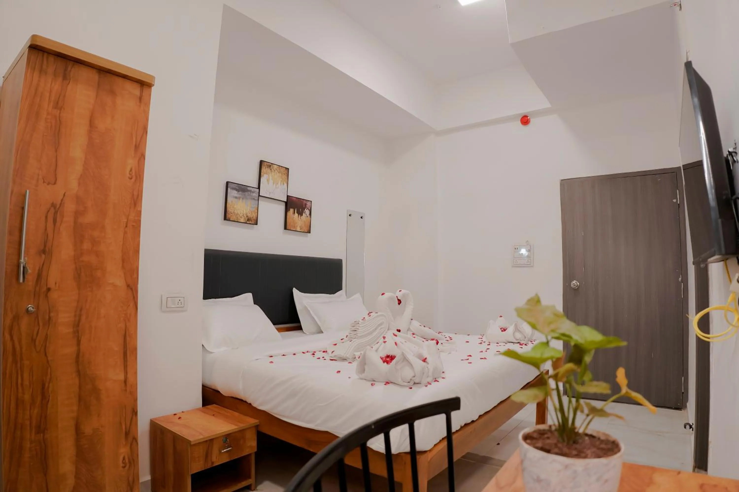 Bedroom, Bed in Hotel Royal Accord