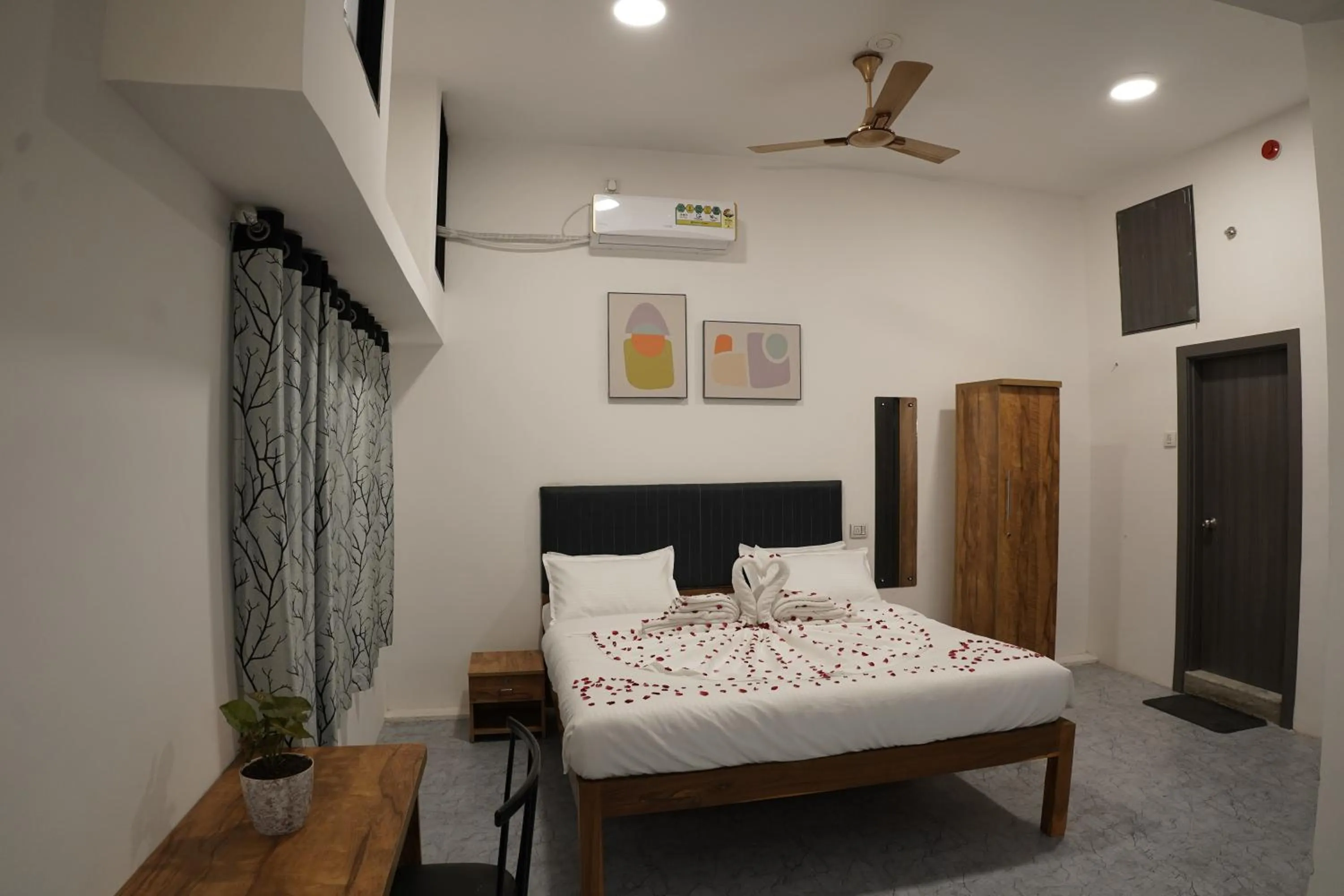 room service, Bed in Hotel Royal Accord