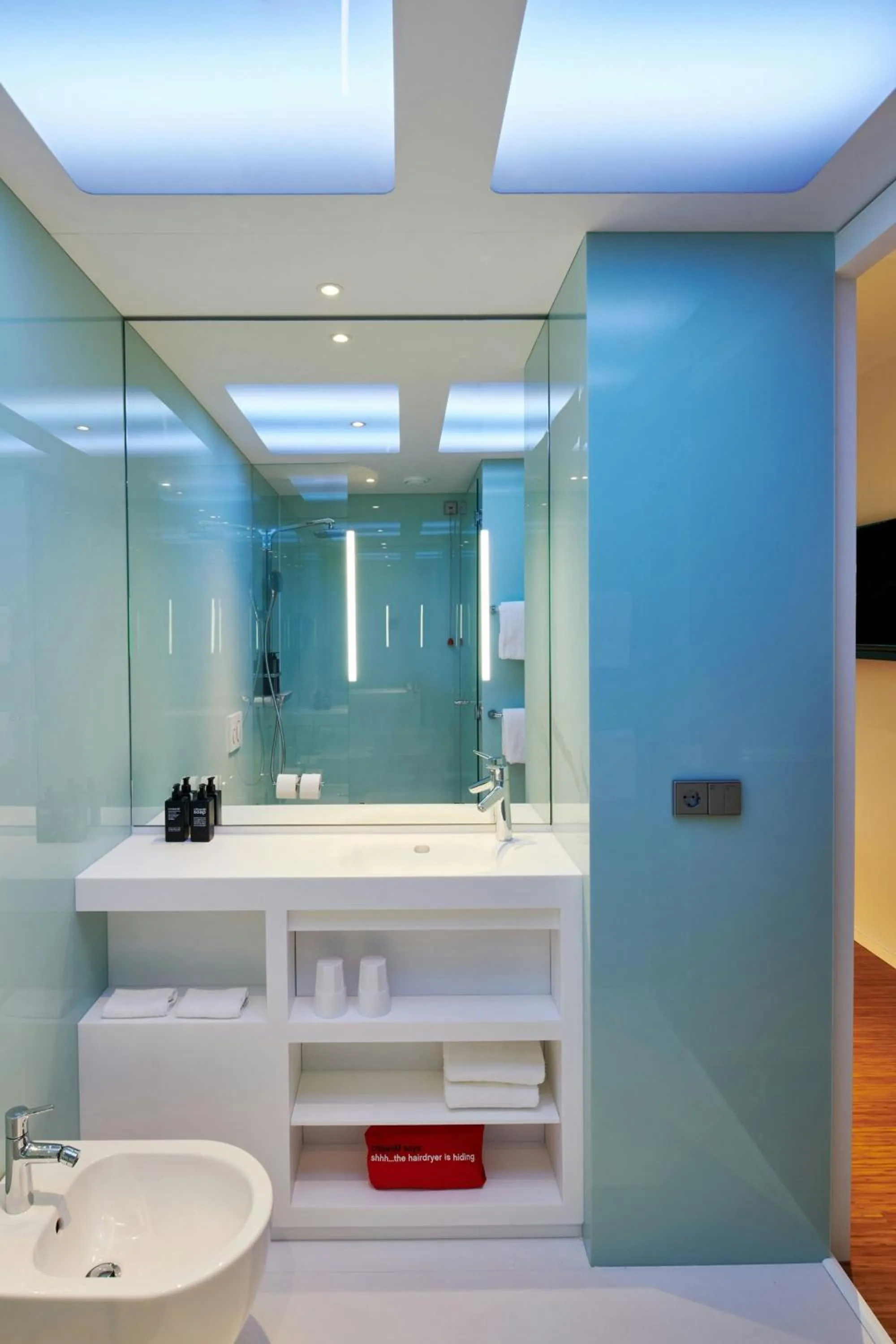 Bedroom in citizenM Rome Isola Tiberina