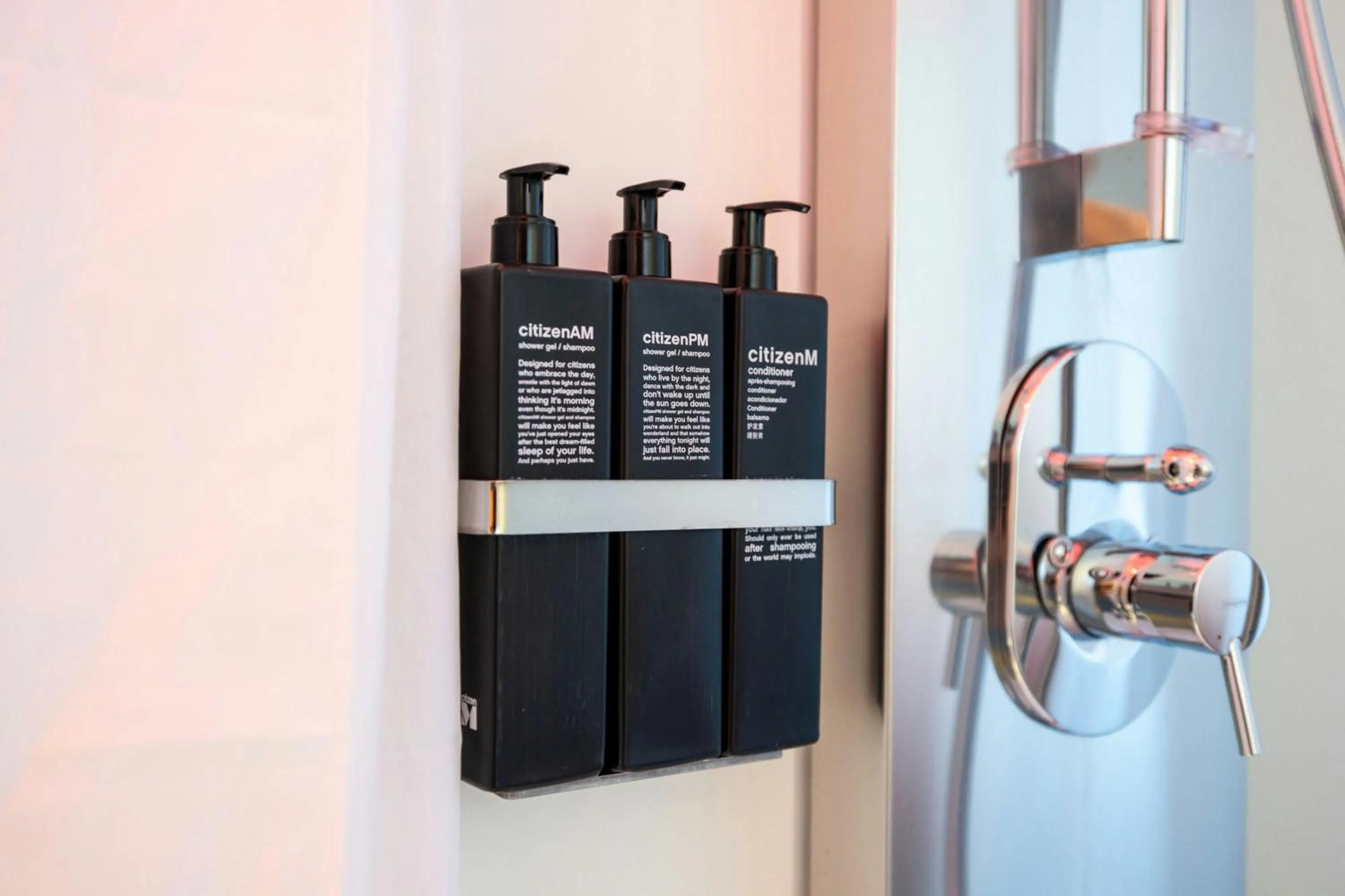 Bedroom in citizenM Rome Isola Tiberina