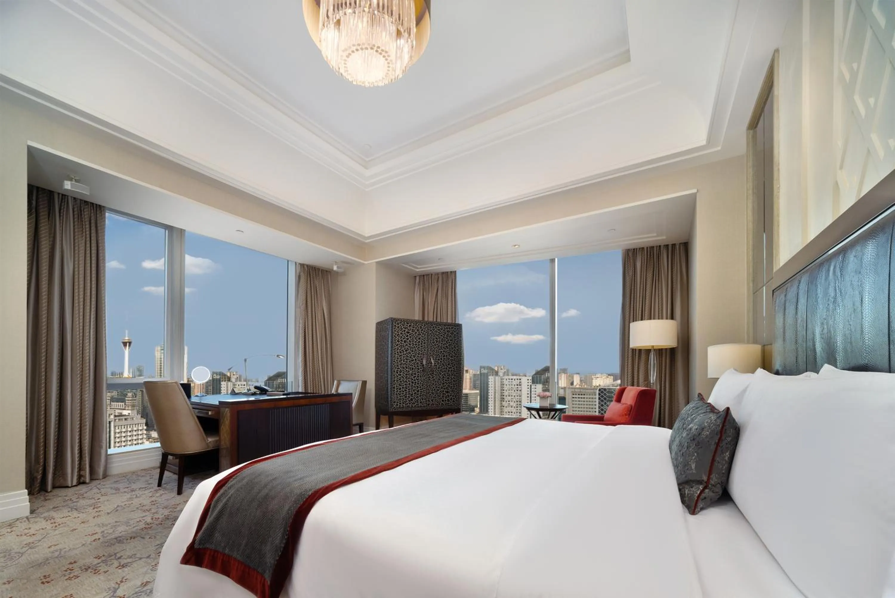 Photo of the whole room, Bed in The St. Regis Chengdu