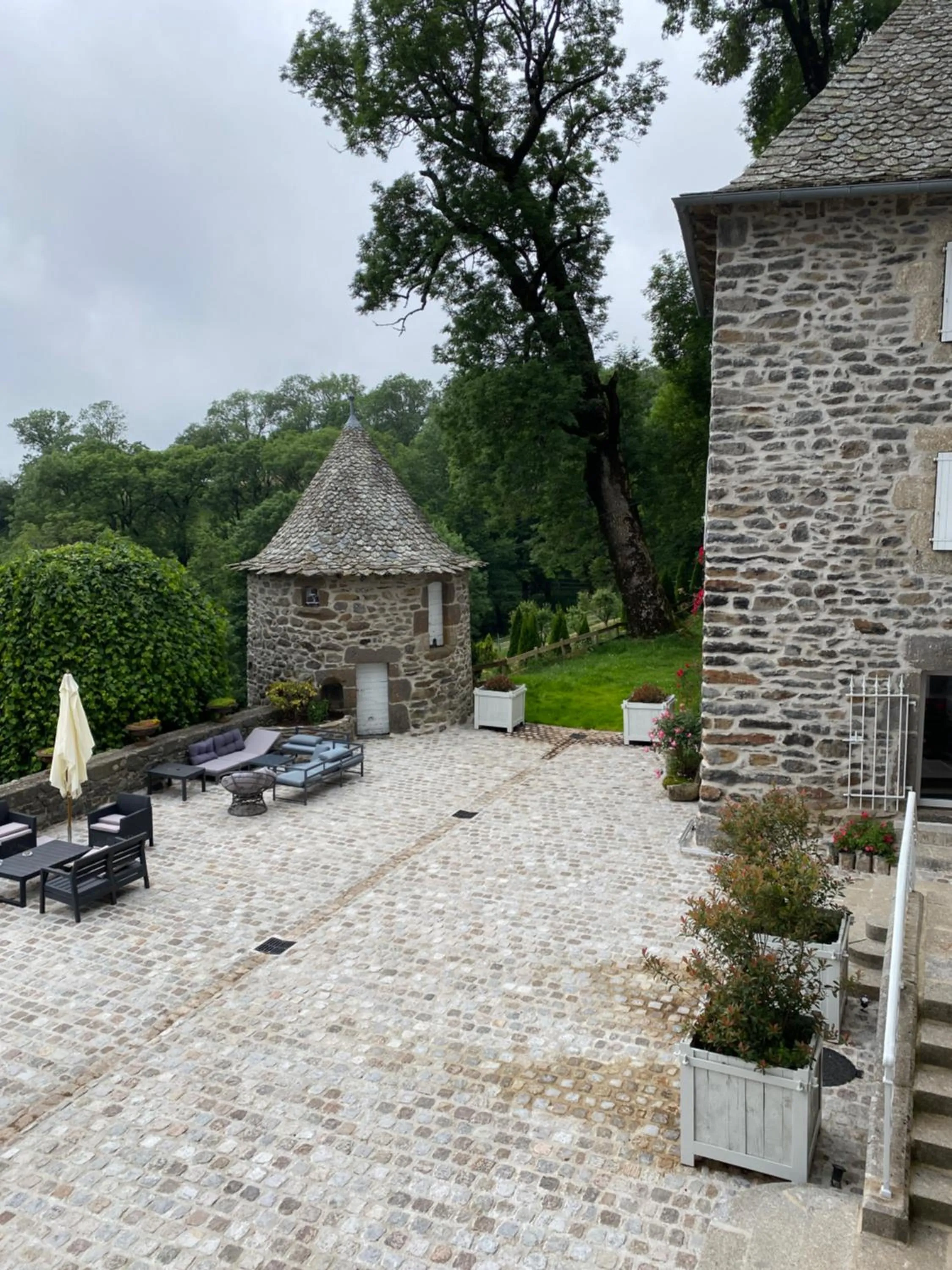 Inner courtyard view in Château du Puech