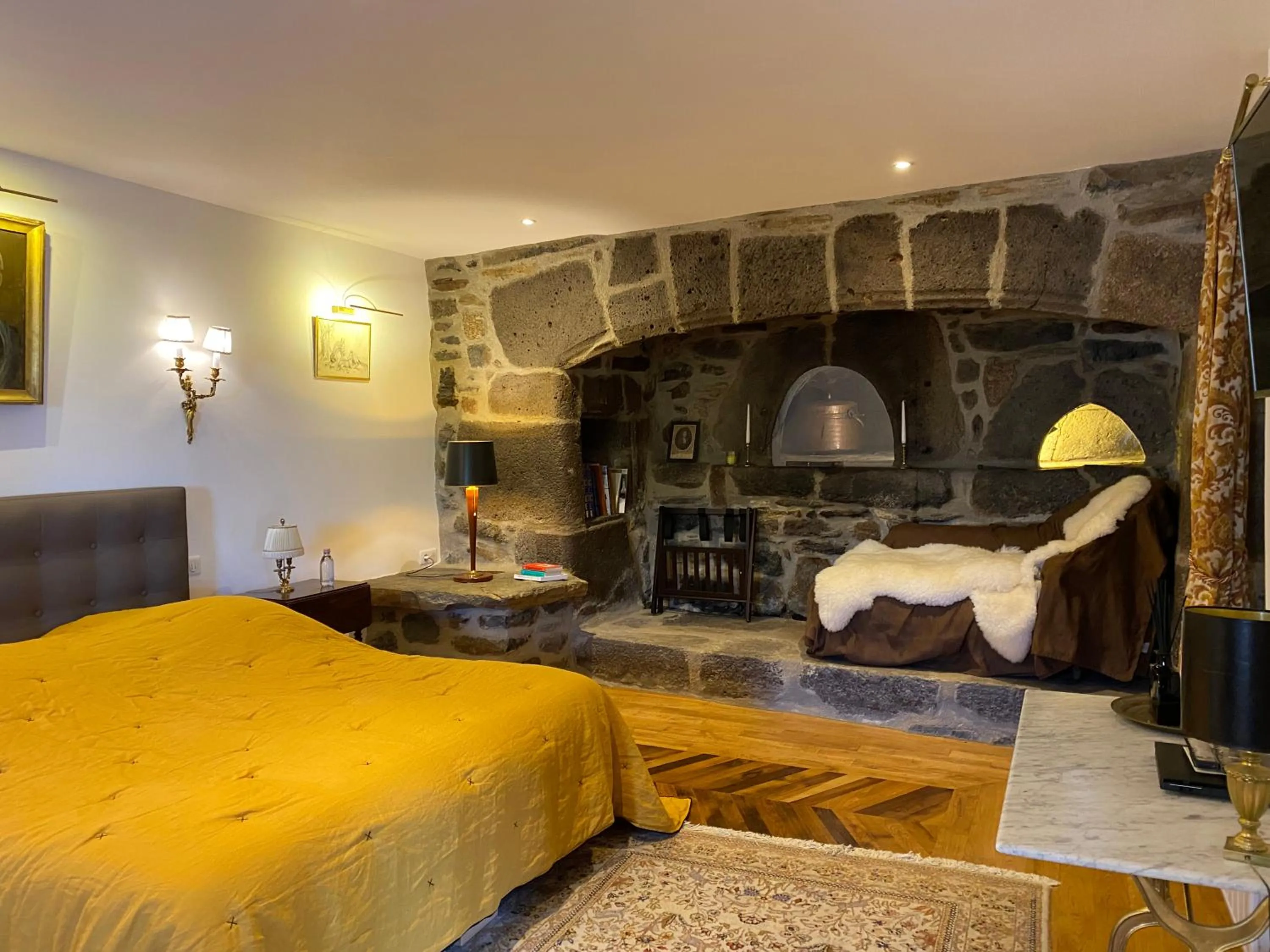 Bedroom, Bed in Château du Puech