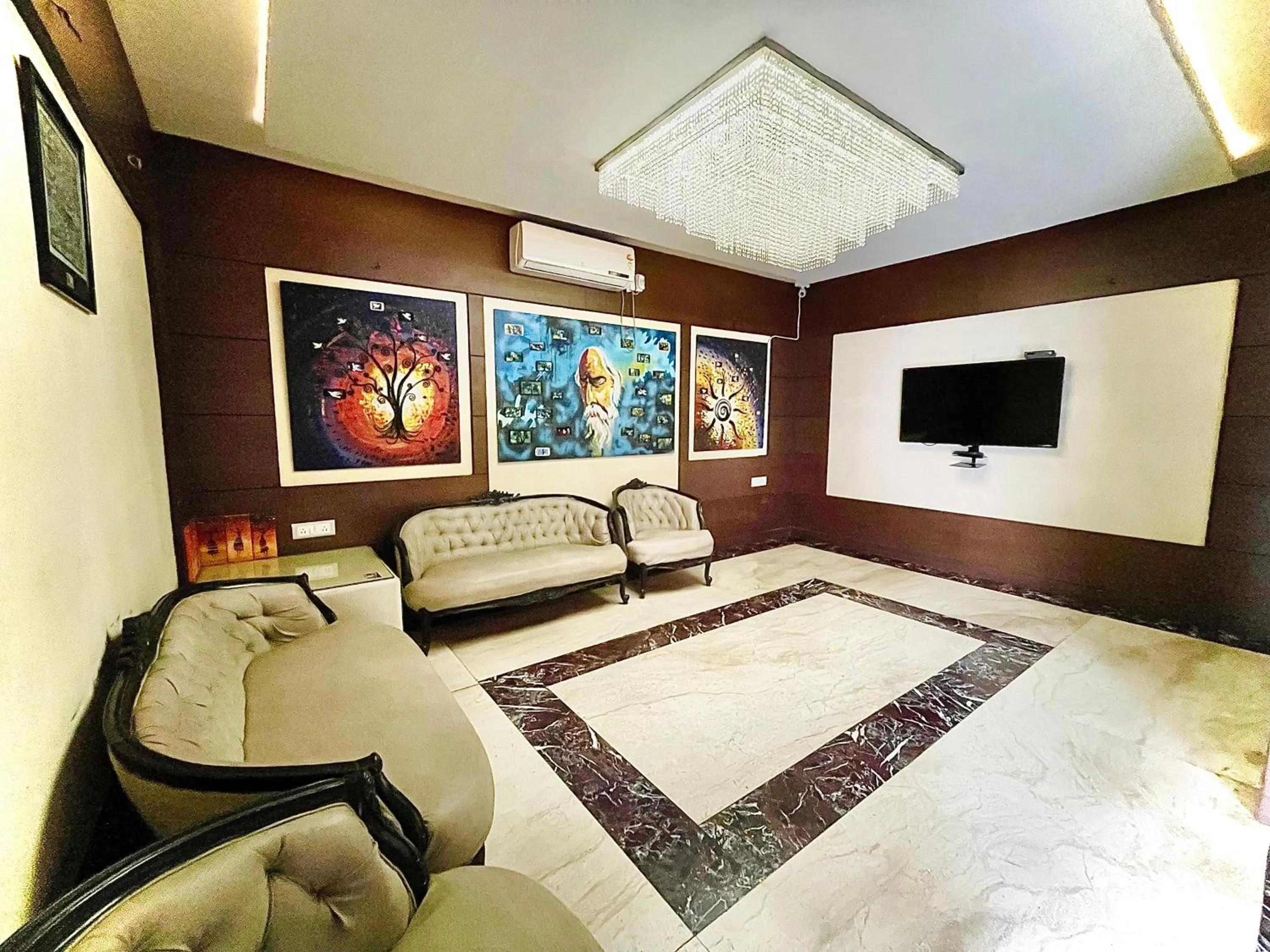 Communal lounge/ TV room in Hotel Royal Bengal