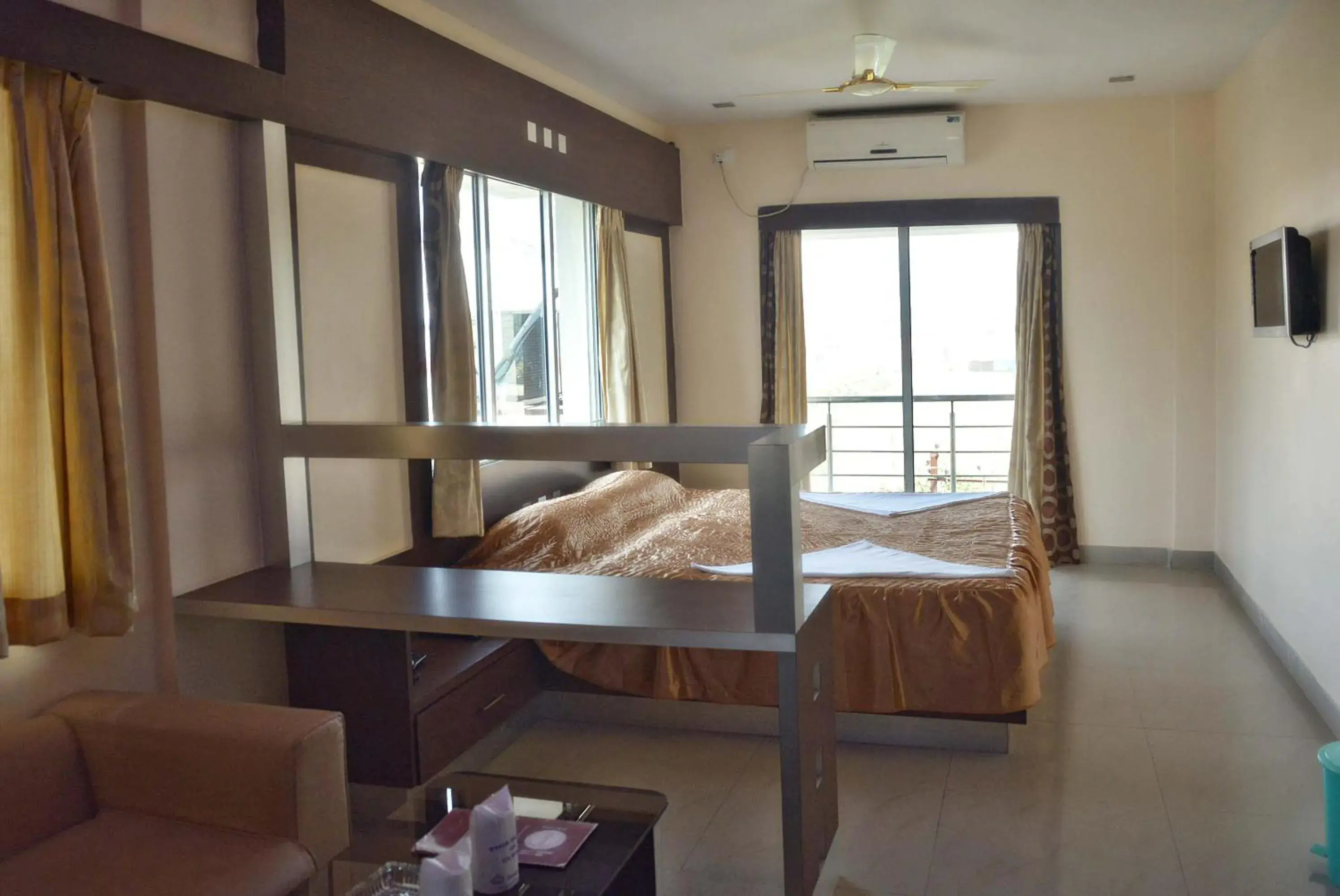 Communal lounge/ TV room, Bed in Hotel Royal Bengal Communal lounge/ TV room, Bed in Hotel Royal Bengal