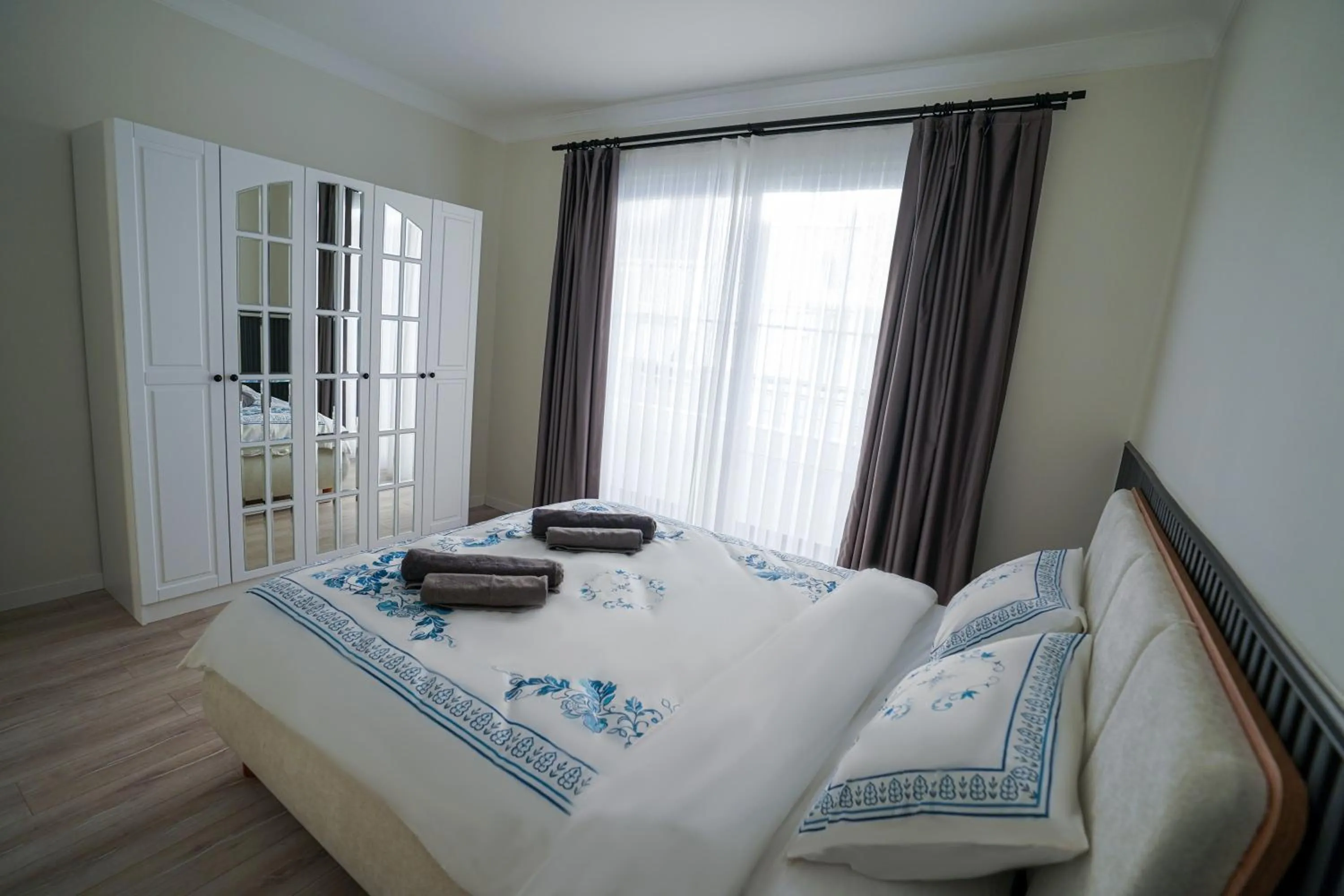 wardrobe, Bed in Merkuri apartments