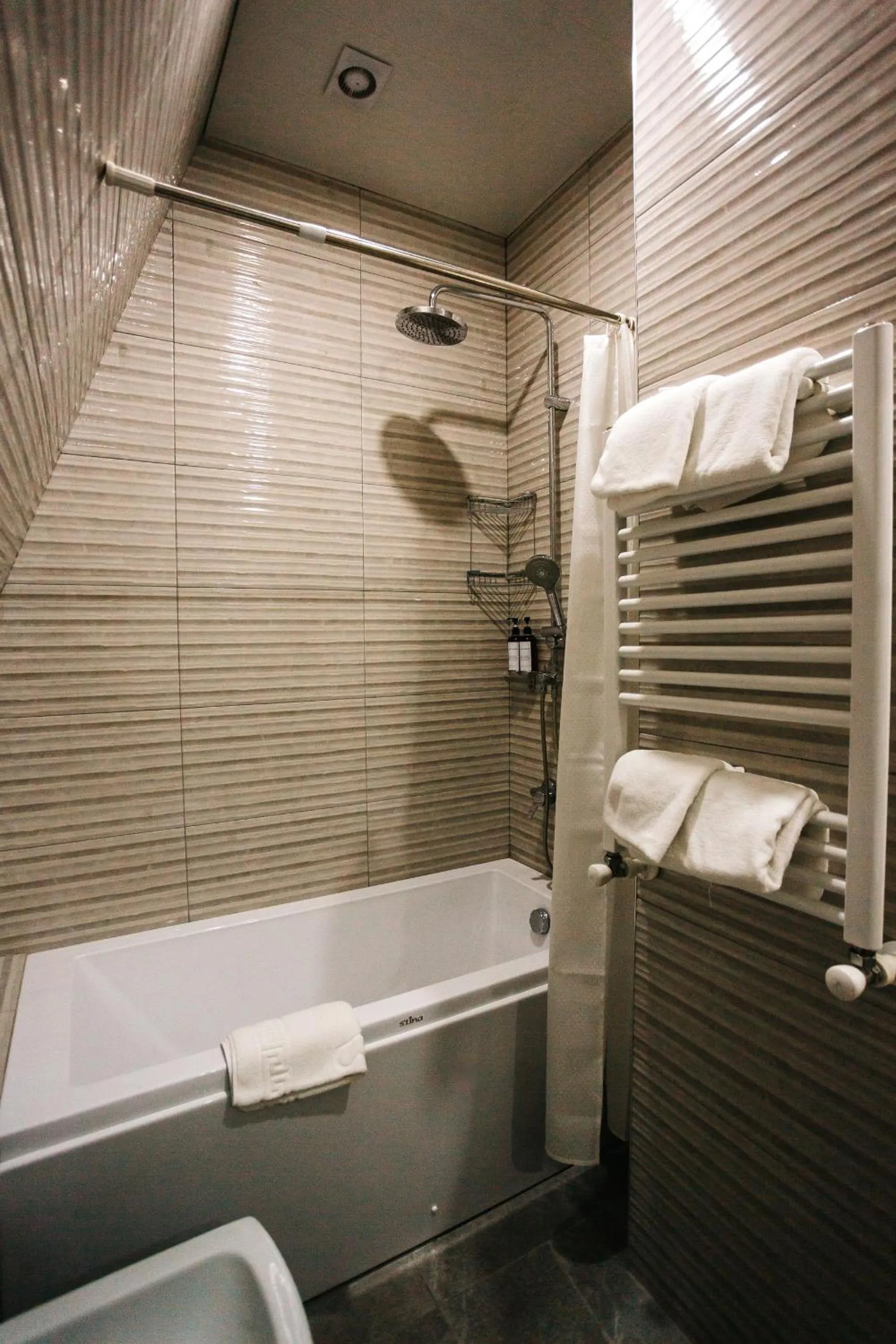 Shower in Piazza Four Colours