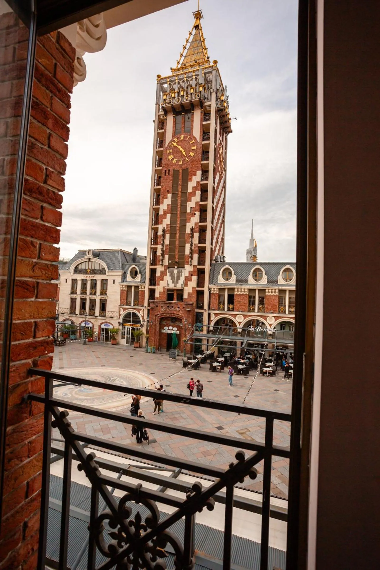 Day in Piazza Four Colours