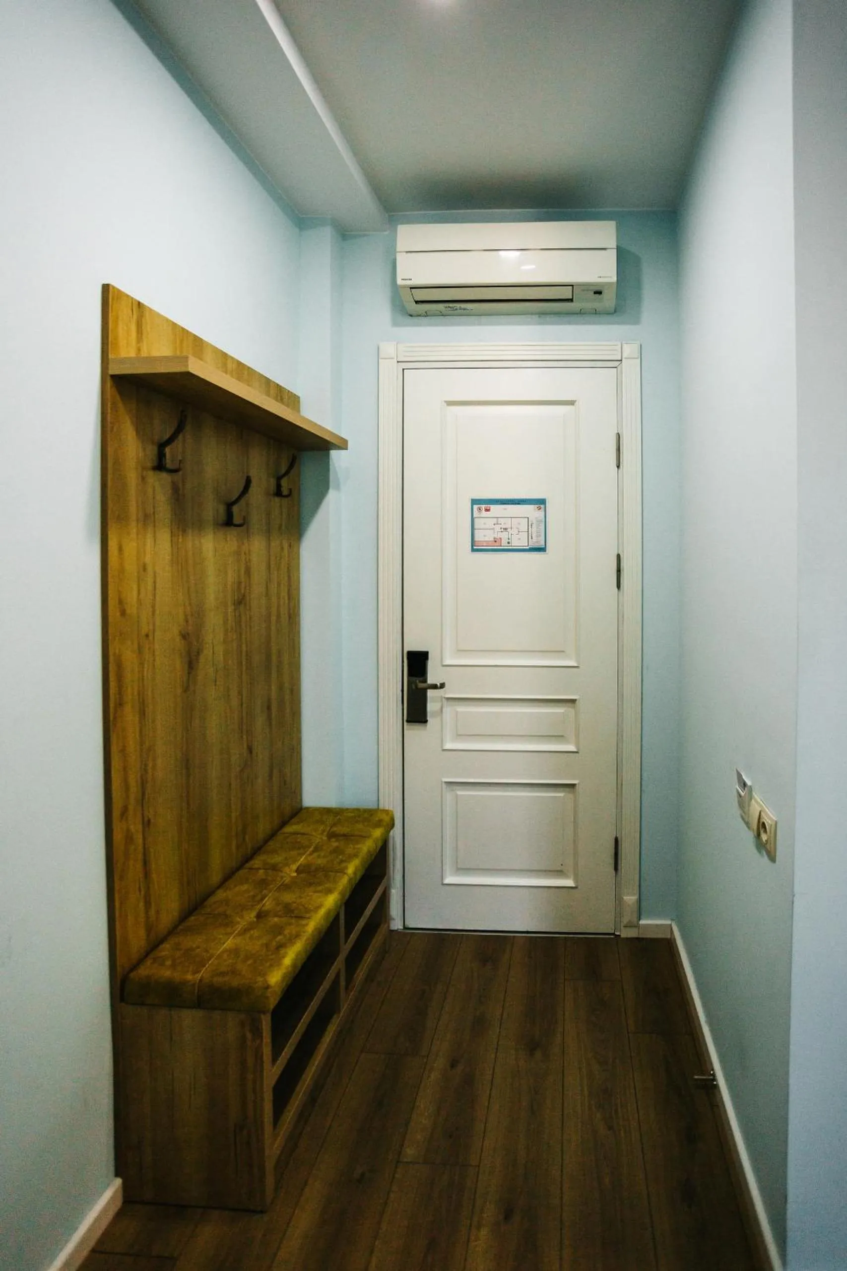 wardrobe in Piazza Four Colours