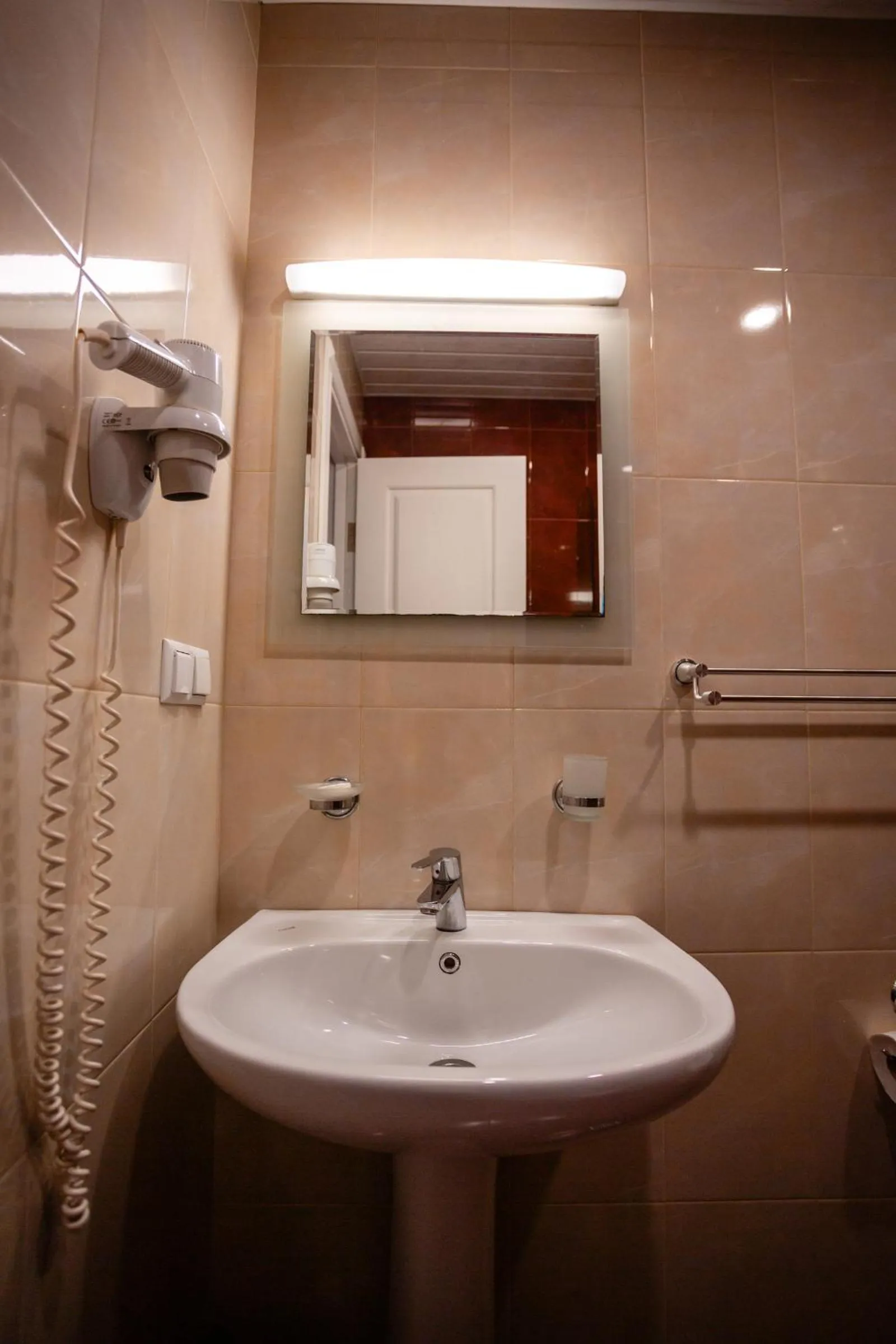 Shower in Piazza Four Colours