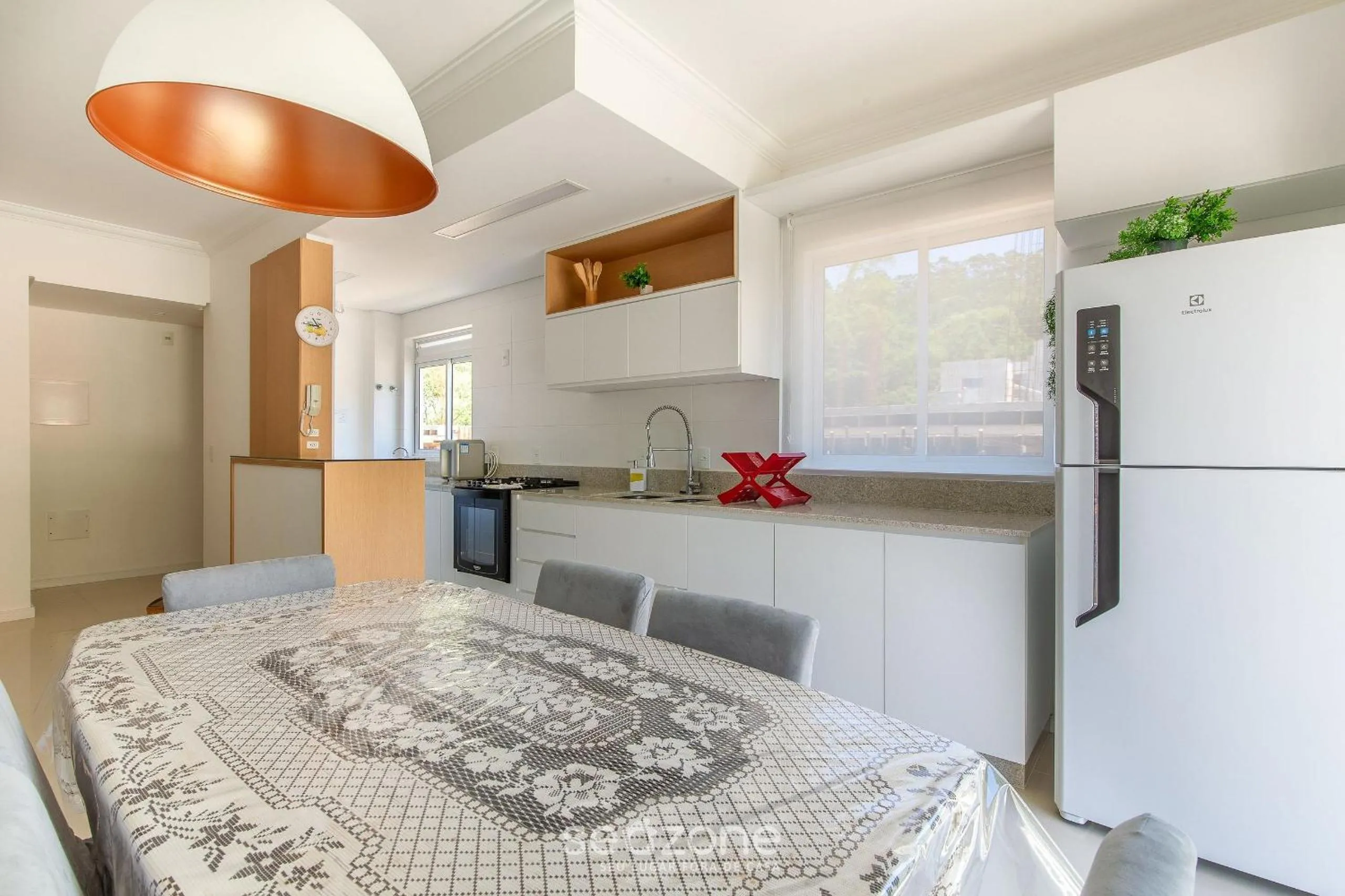 Kitchen or kitchenette in Lindo apto com churrrasqueira em Floripa IBE104