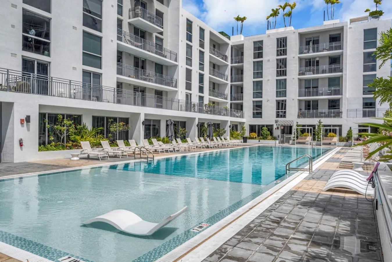 Swimming pool in Beautiful Property with King Bed & Free Parking