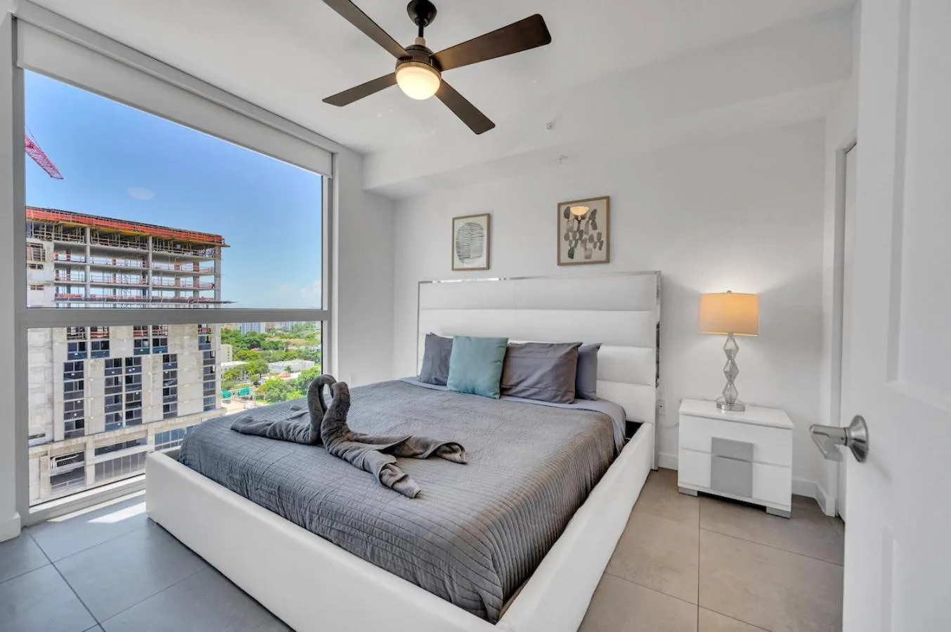 Beautiful Unit with Amazing View & Free Parking