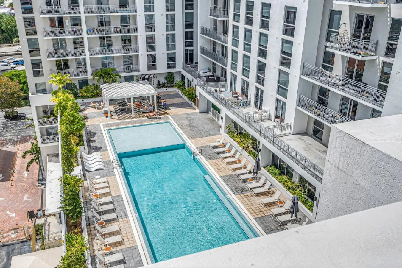 Beautiful Unit with Amazing View & Free Parking