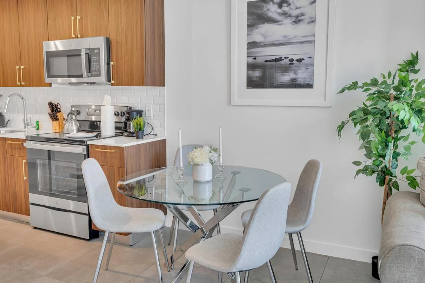 Beautiful Unit with Amazing View & Free Parking