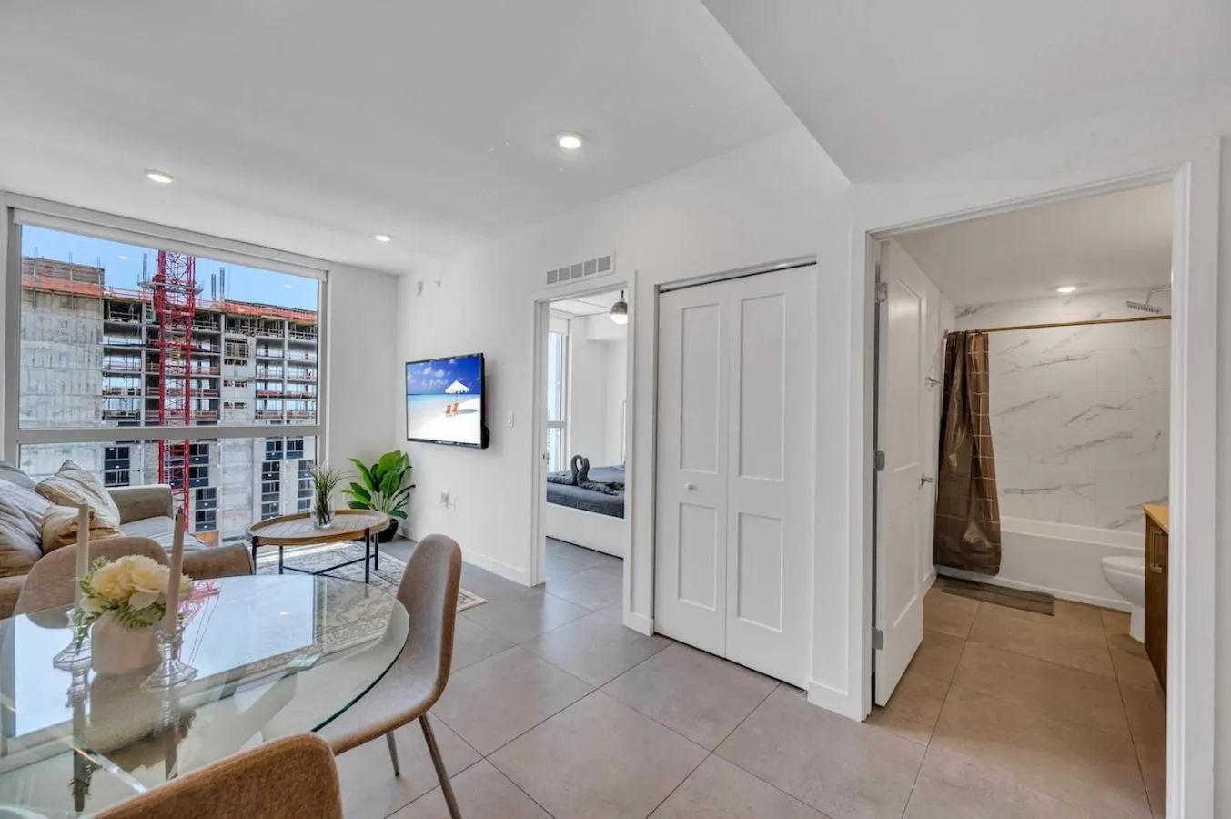 Beautiful Unit with Amazing View & Free Parking