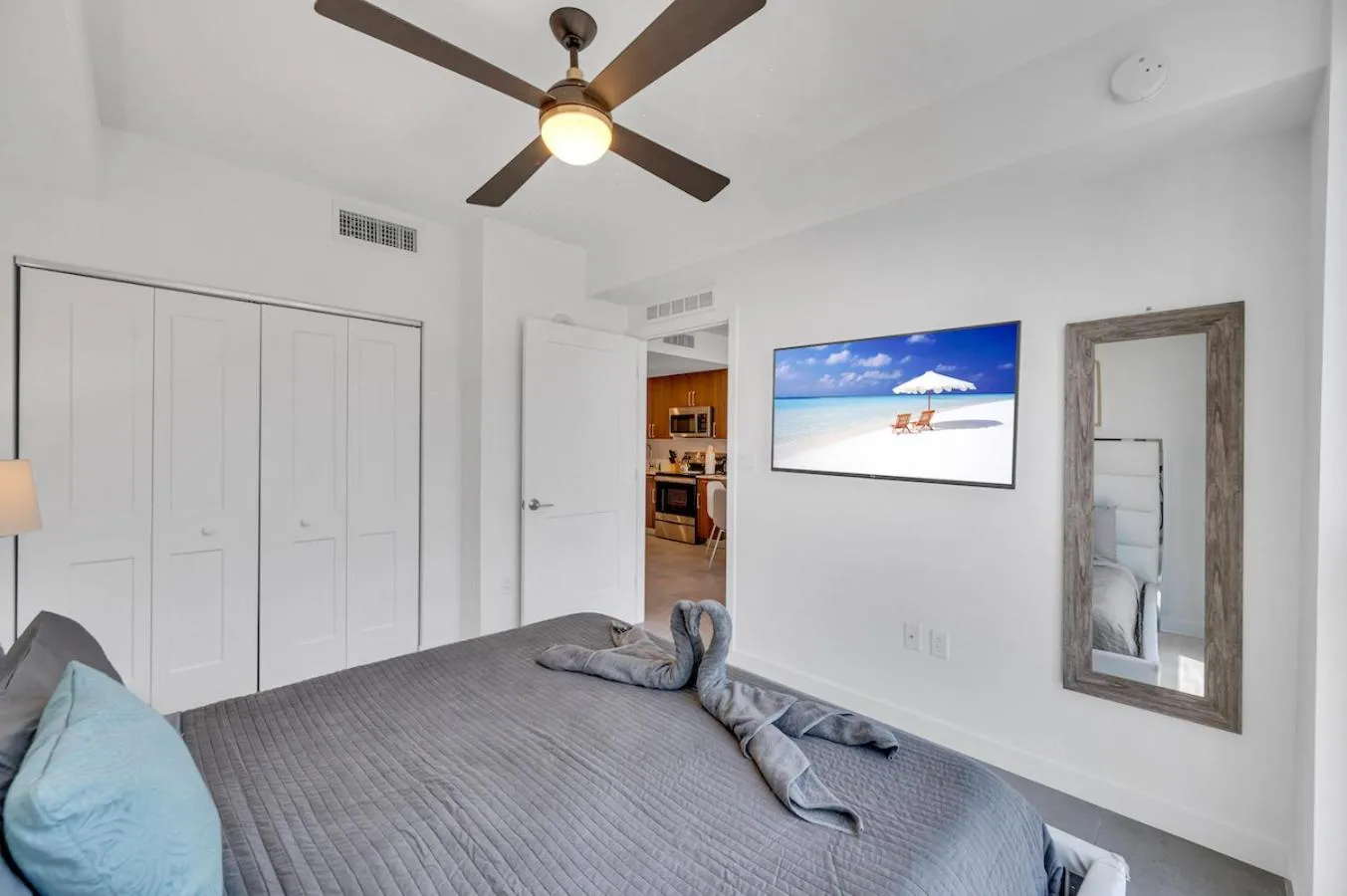 Beautiful Unit with Amazing View & Free Parking