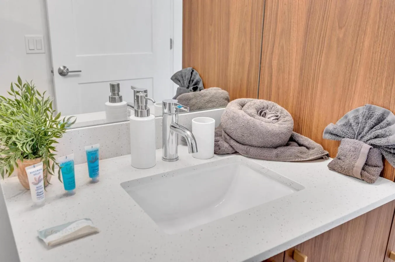 Beautiful Unit with Amazing View & Free Parking