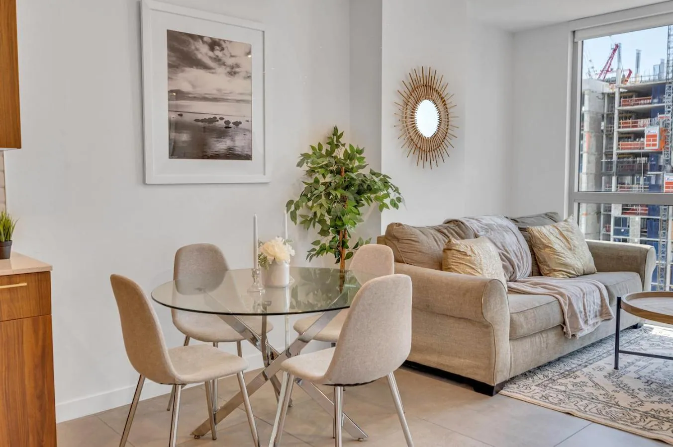 Beautiful Unit with Amazing View & Free Parking