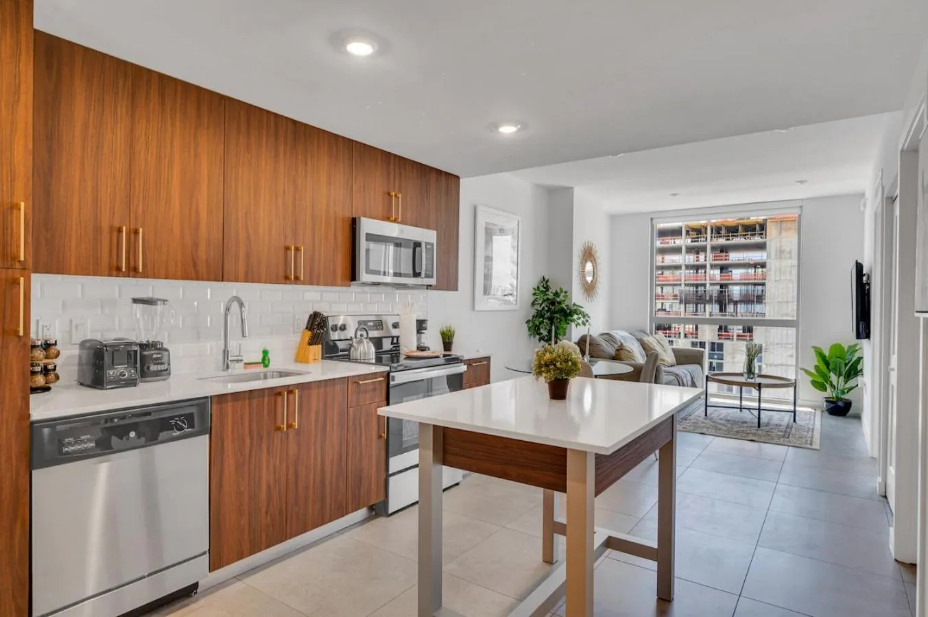 Beautiful Unit with Amazing View & Free Parking