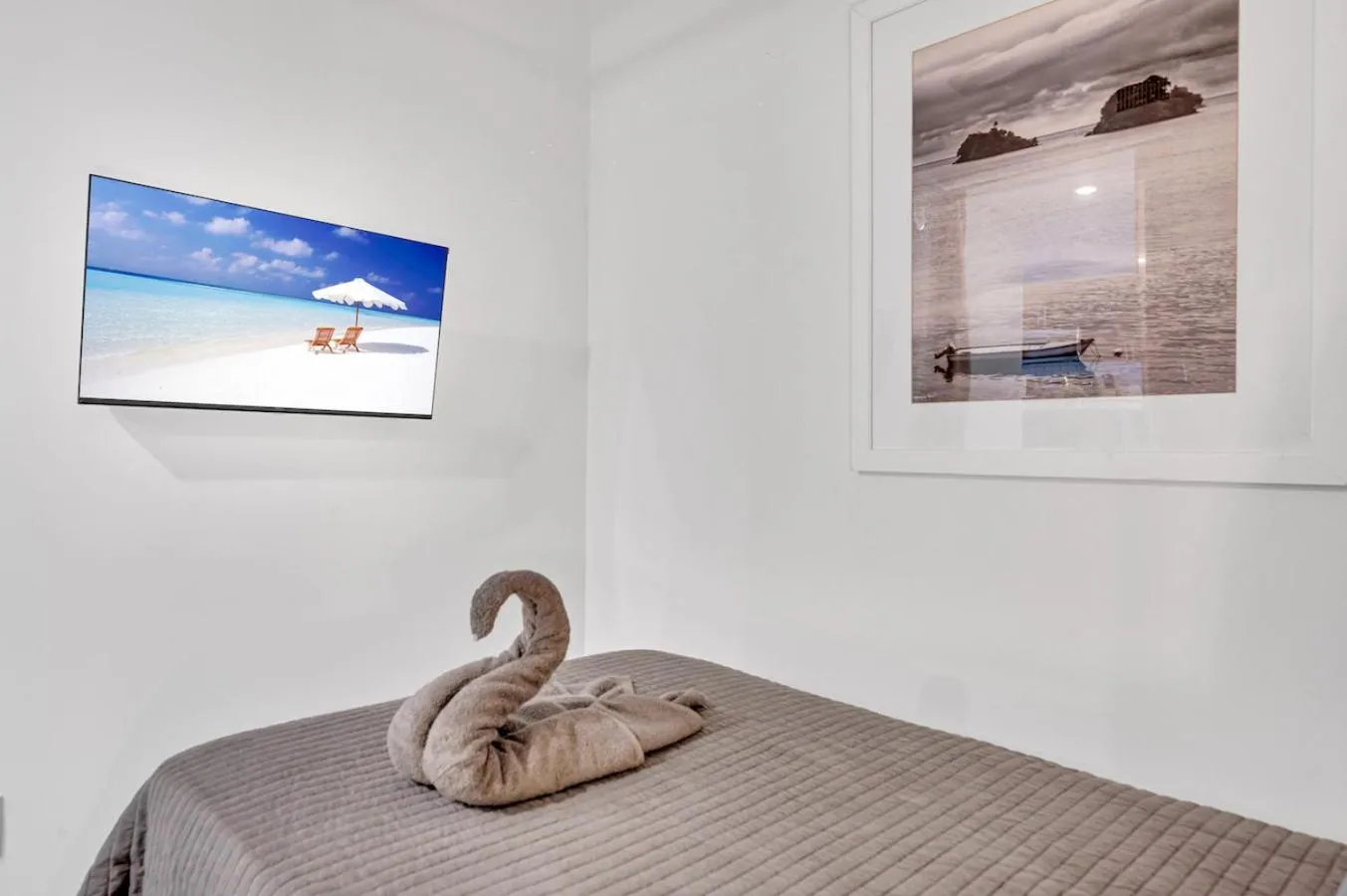 Beautiful Unit with Amazing View & Free Parking