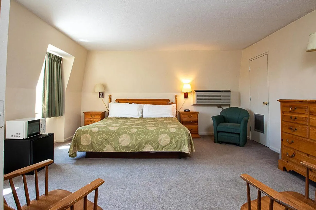 Bedroom, Bed in Country Squire inn and suites