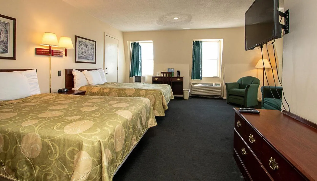 Bedroom, Bed in Country Squire inn and suites