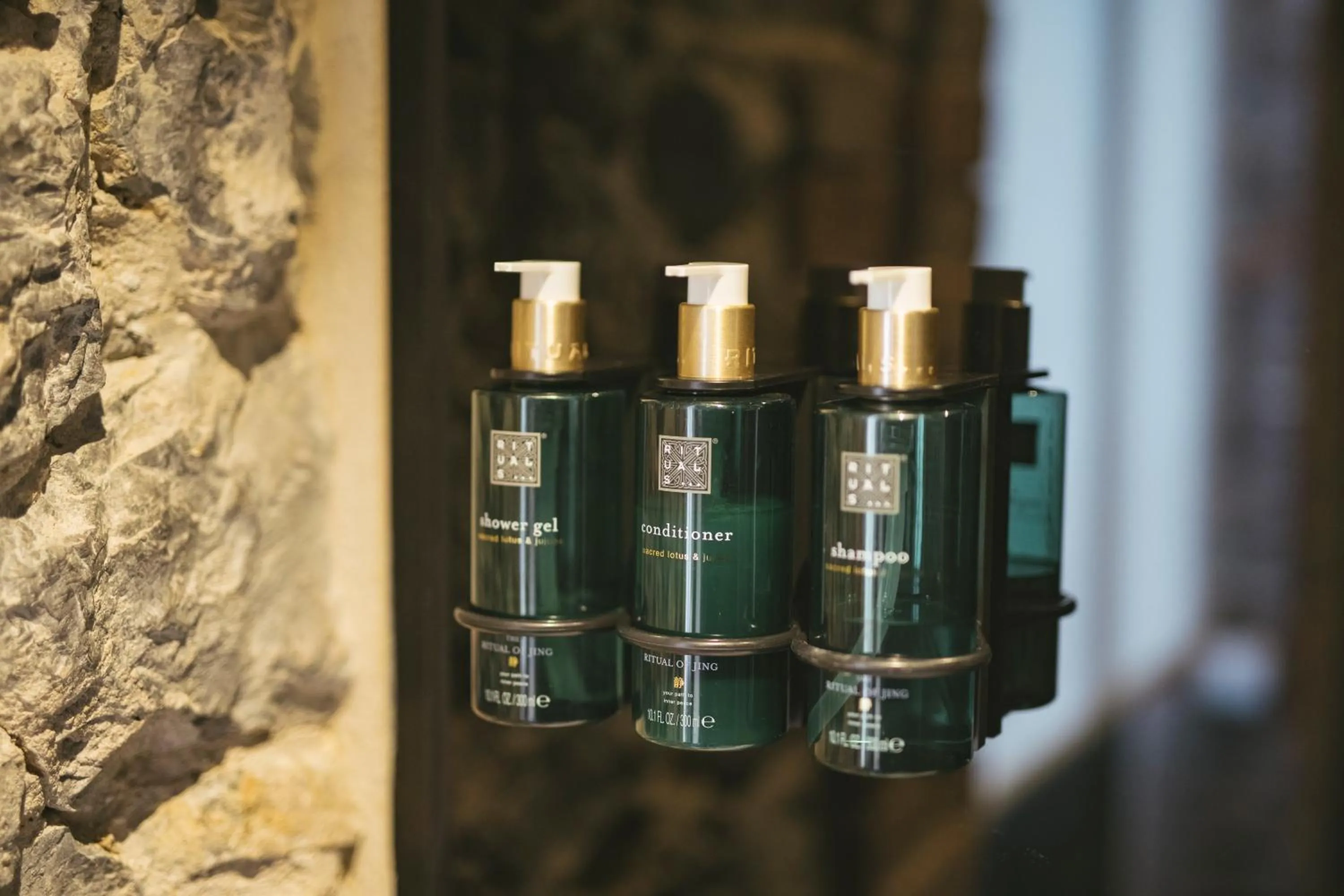 Shower in Hotel Luruna Palacio Larrinaga